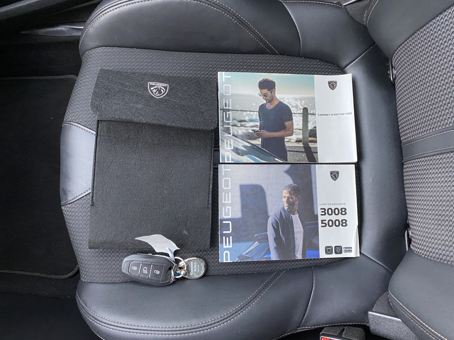 Peugeot 3008 1.6 Plug-in Hybrid 4WD 300 pk GT AUT. | 1e eigenaar | carplay | panoramadak | navigatie | 3D cockpit | 2 laadkabels | BTW
