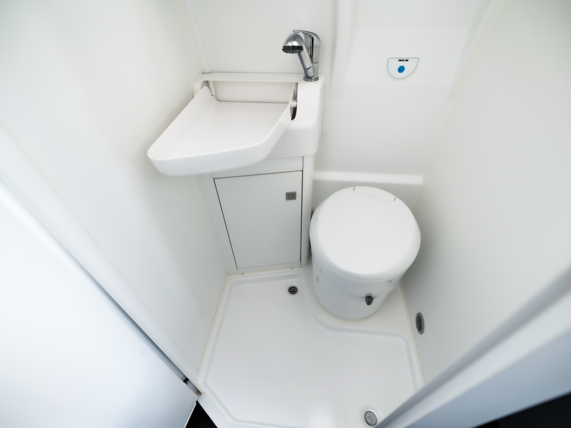 Volkswagen Crafter Grand California XXL 177Pk Automaat (LED KOPLAMPEN, STOELVERWARMING, KEUKEN, CENTRALE VERWARMING, KOELKAST, TOILET, DOUCHE, THULE ZONNESCHERM, FIETSENDRAGER, ZOET WATER)