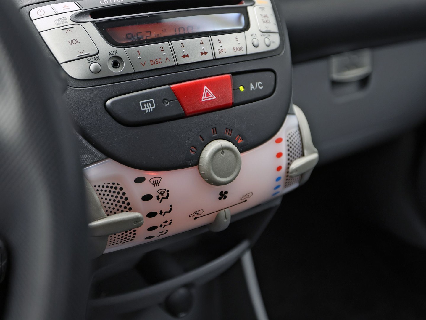 Peugeot 107 1.0-12V Sport (5 DEURS, AIRCO, TOERENTELLER, SPORTSTOELEN, RADIO, ELEK RAMEN, NIEUWE APK, NIEUWSTAAT)