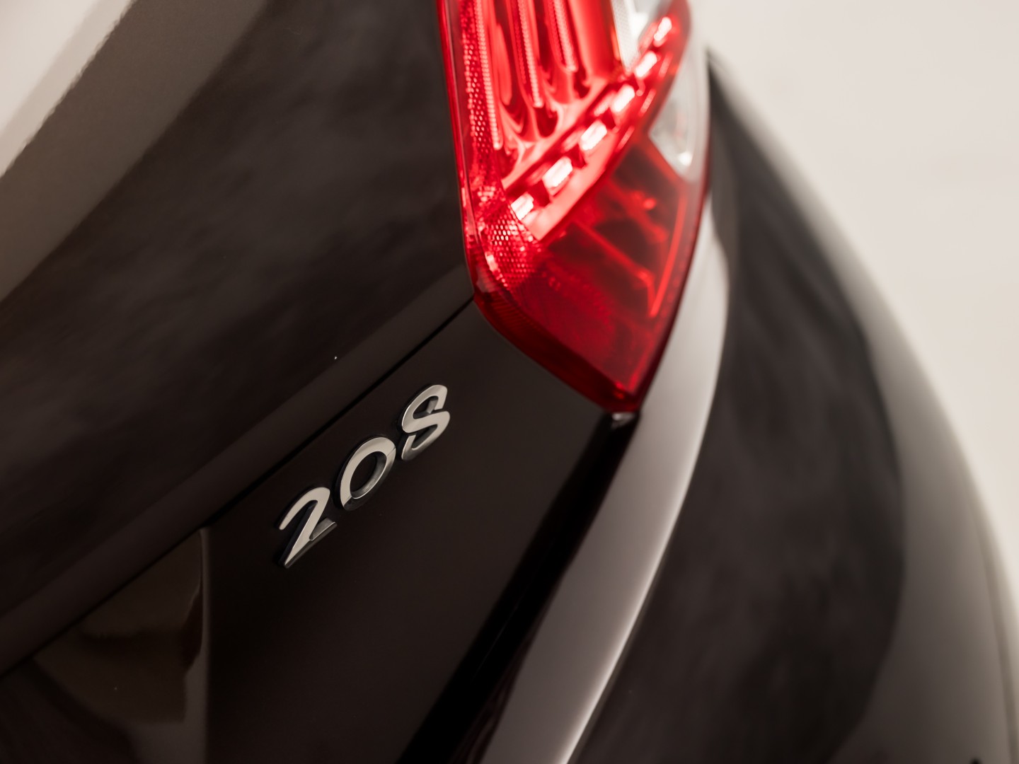 Peugeot 208 1.2 VTi Deluxe Sport (NAVIGATIE, CLIMATE, CRUISE, SPORTSTOELEN, PARKEERSENSOREN, NIEUWSTAAT)
