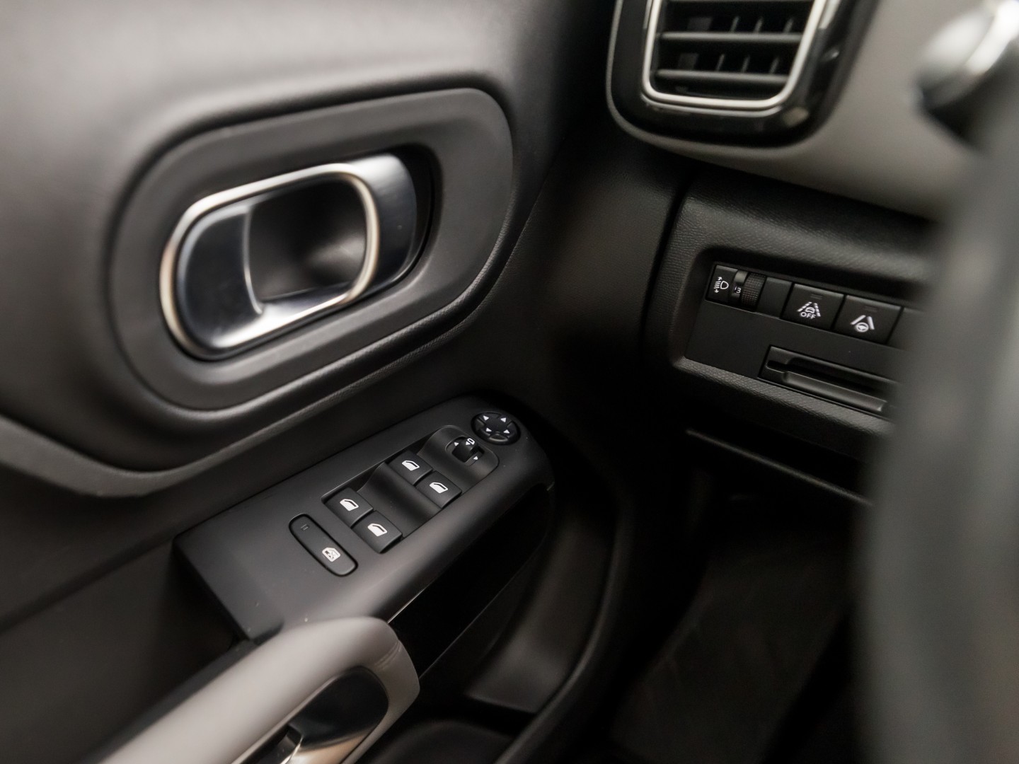 Citroën C5 Aircross 1.6 PureTech Sport 181Pk Automaat (APPLE CARPLAY, GROOT NAVI, 360 CAMERA, LM VELGEN, TREKHAAK, SPORTSTOELEN, KEYLESS, ADAPTIVE CRUISE, NIEUWSTAAT)