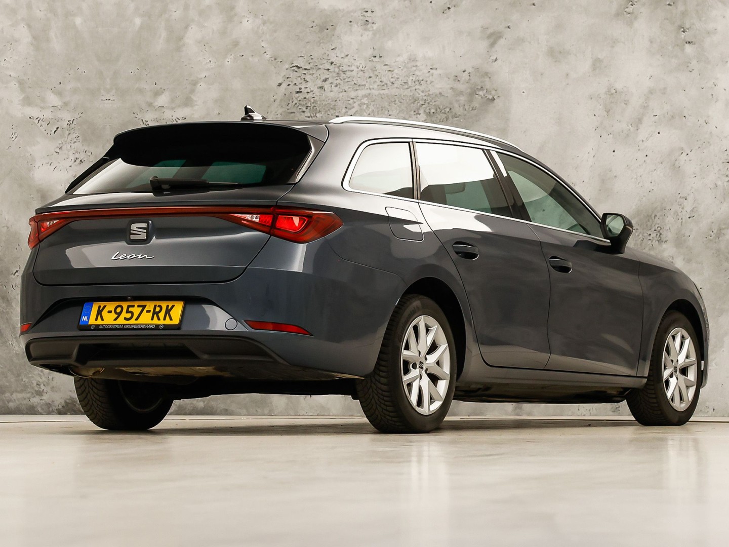 SEAT Leon 1.5 TSI Sport (4 CILINDER, VIRTUAL COCKPIT, APPLE CARPLAY, GROOT NAVI, CAMERA, SPORTSTOELEN, GETINT GLAS, ADAPTIVE CRUISE, NIEUWSTAAT)