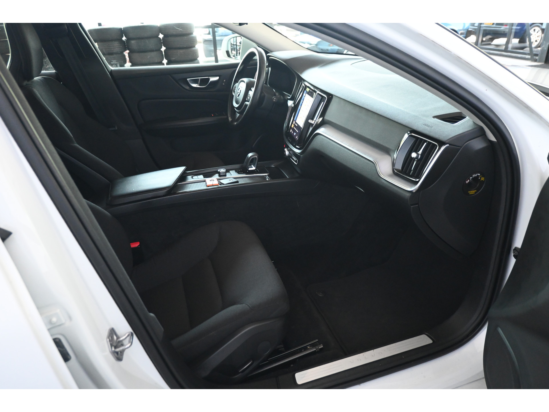 Volvo V60 2.0 B3 Momentum Advantage Automaat Navigatie Stuur/Stoelverwarming Inruil Mogelijk!