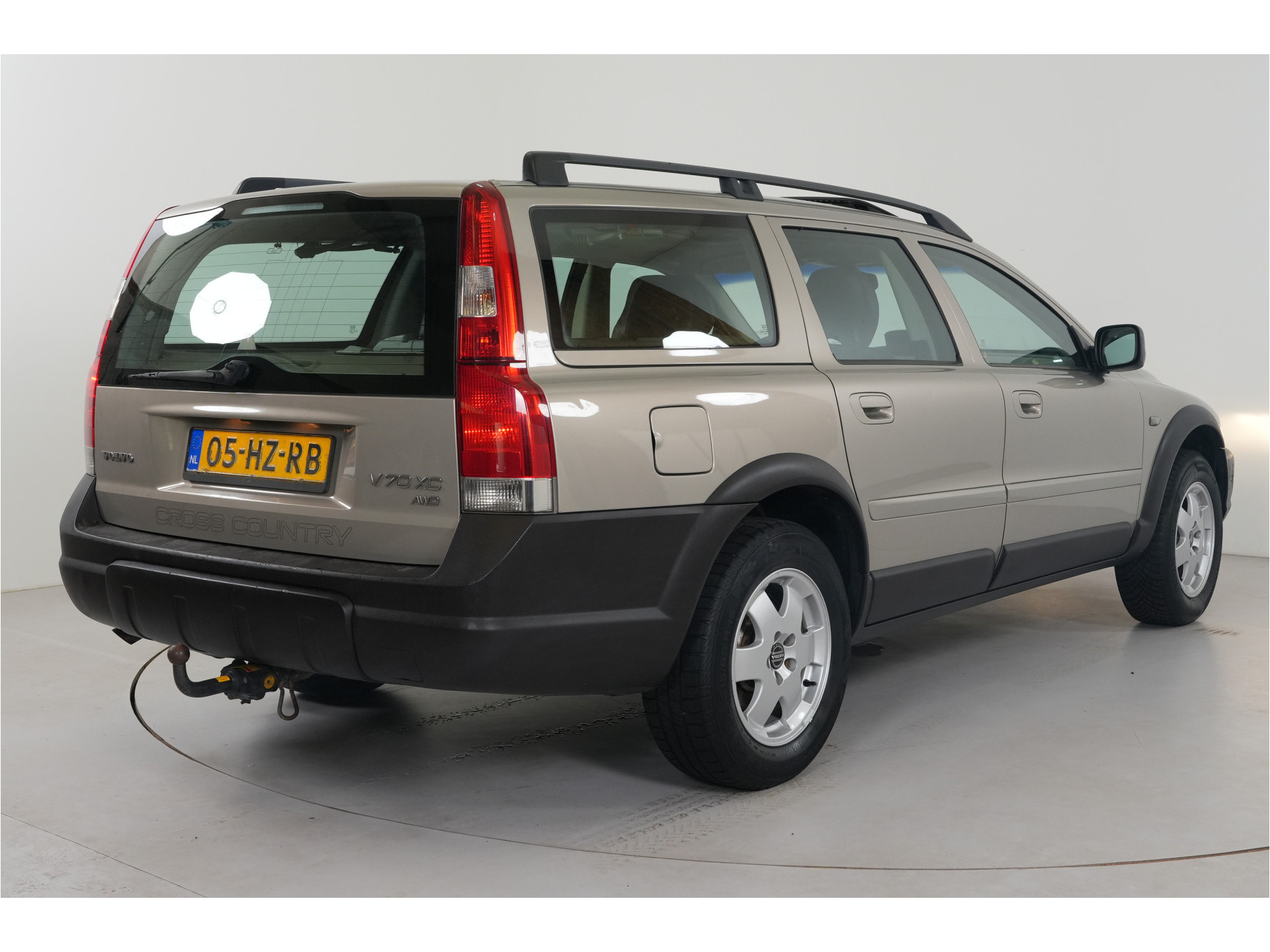 Volvo V70 Cross Country 2.4 T Geartr. Comf. | Blijvend Youngtimer | Trekhaak | Lage stand |