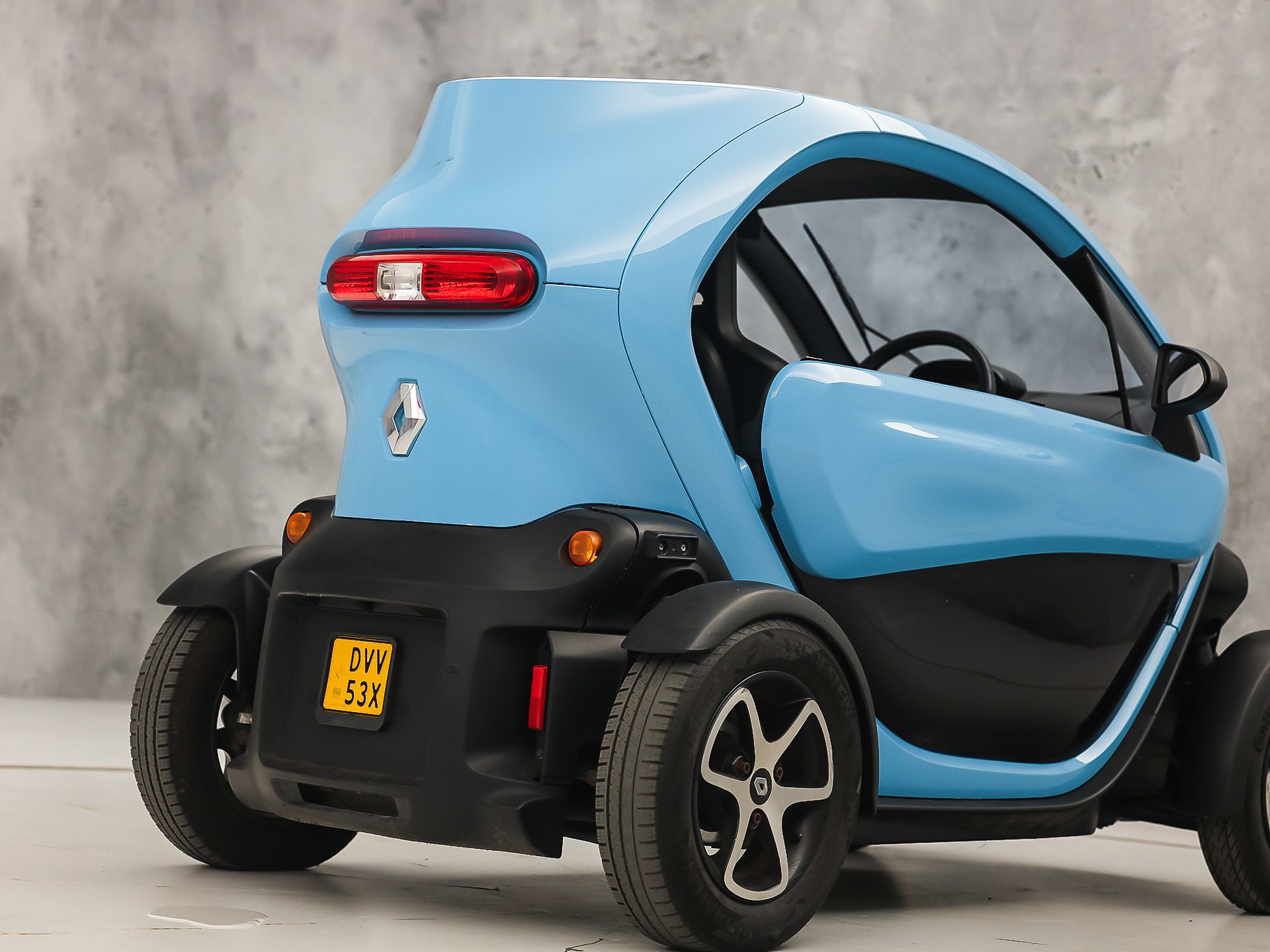 Renault Twizy Life Sport (45 KMH, BROMMER KENTEKEN, LED, ZWART LEDER, PARKEERSENSOREN, SPORTSTOEL, NIEUWSTAAT)