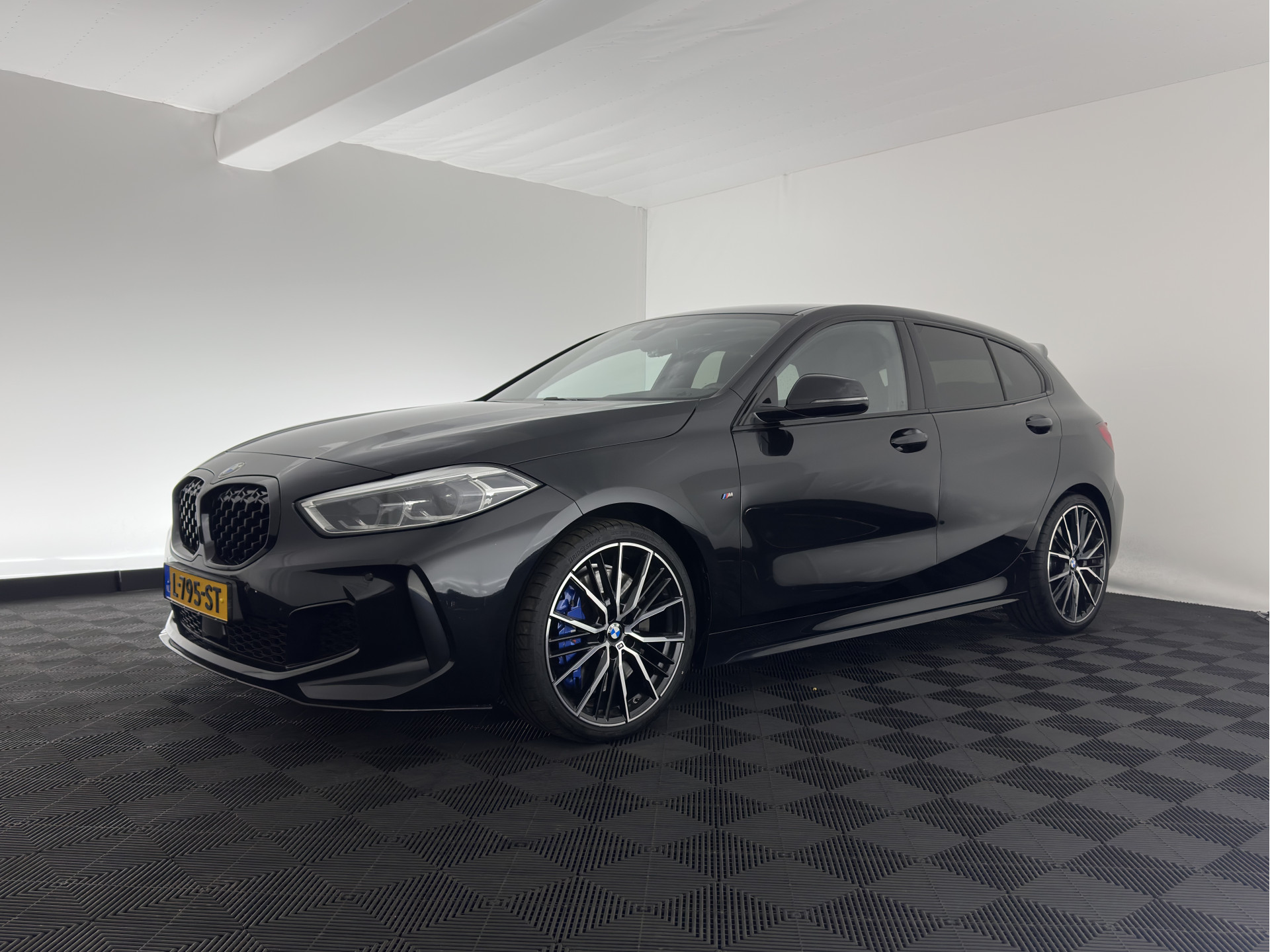 BMW 1-serie M135i xDrive M-Sportpack High Executive Aut. *ALCANTARA-MICROFIBRE | FULL-LED | HEATED-SPORTSEATS | SHIFT-PADDLES | DIGI-COCKPIT | HEAD-UP | NAVI-FULLMAP | DAB+ | PRIVACY-GLASS | AMBIENT-LIGHT | CARBON-INLAY | CARPLAY | 19''ALU*