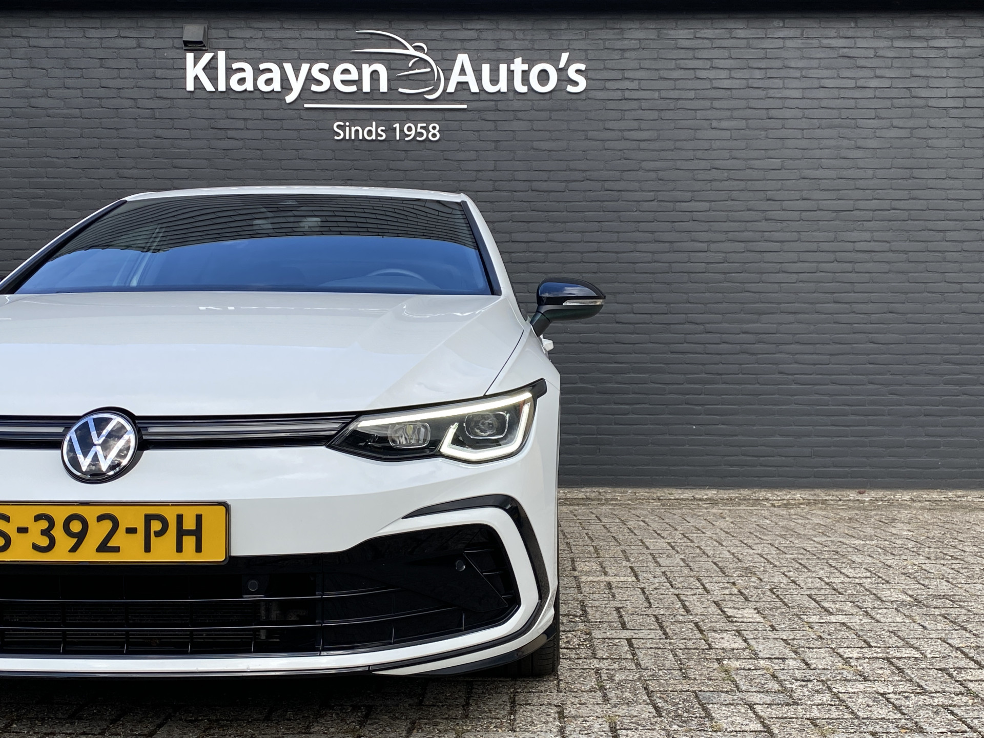 Volkswagen Golf 1.5 eTSI R-Line 150 pk Business+ | 1e eigenaar | navigatie | IQ light | camera | sfeerverlichting | stoel-stuurverw.
