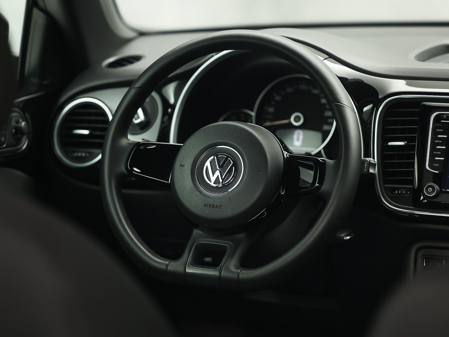 Volkswagen Beetle 1.2 TSI Sport (NAVIGATIE, CLIMATE, STOELVERWARMING, SPORTSTOELEN, LM VELGEN, CRUISE, NIEUWSTAAT)