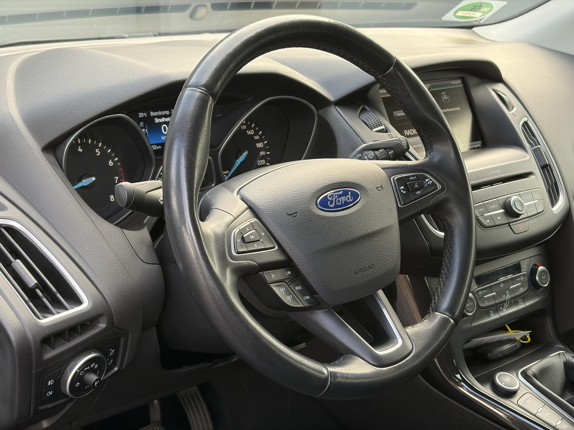 Ford Focus 1.0 Titanium   ✓125pk✓2e Eigenaar✓Navi✓Trekhaak✓6 Bak✓Clima✓Cruise✓Pdc V+A✓Net Beurt gehad✓17''Lm velgen✓N.A.P✓N.A.P✓Apk tot 09-2027