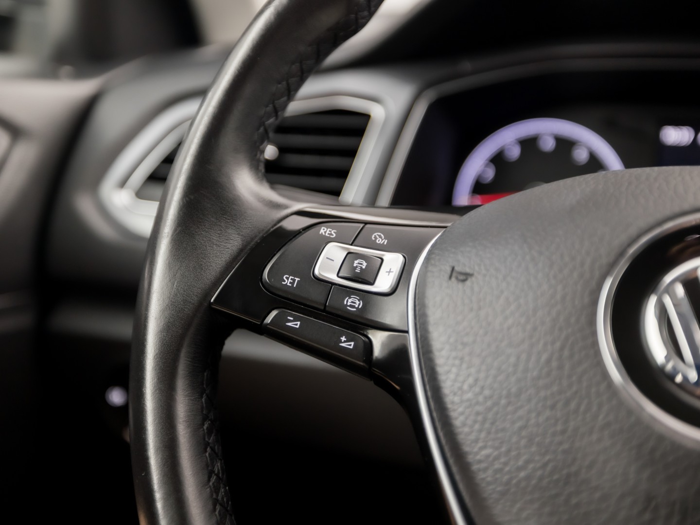 Volkswagen T-Roc 1.0 TSI Sport (APPLE CARPLAY, GROOT NAVI, STOELVERWARMING, GETINT GLAS, SPORTSTOELEN, ADAPTIVE CRUISE, PARKEERSENSOREN, NIEUWSTAAT)