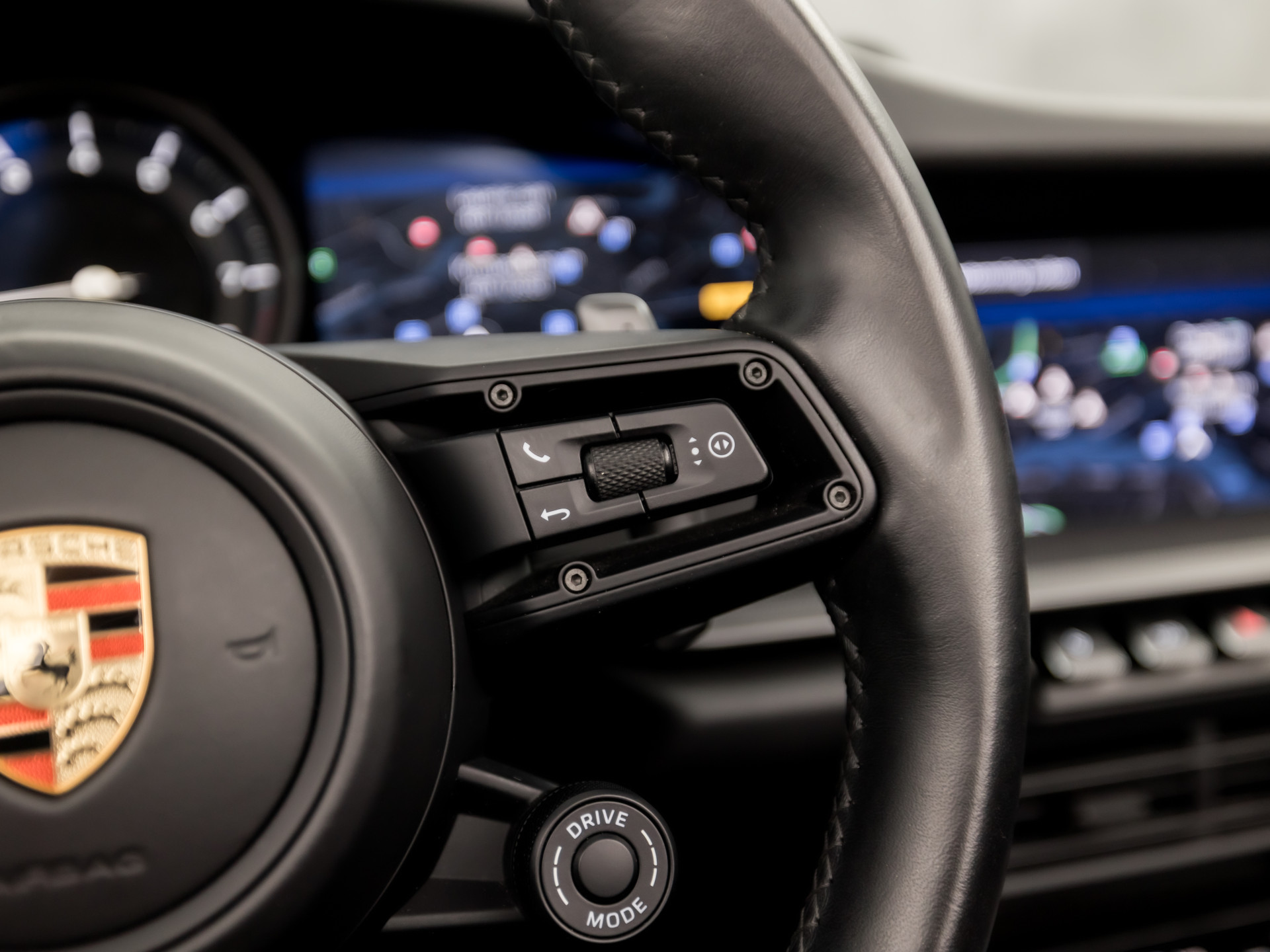Porsche 911 Cabrio 3.0 Carrera 385Pk (SPORT CHRONO PAKKET, SPORTUITLAAT, BOSE AUDIO, LED MATRIX, APPLE CARPLAY, CAMERA, SFEERVERLICHTING, STOELVERWARMING, NIEUWSTAAT)