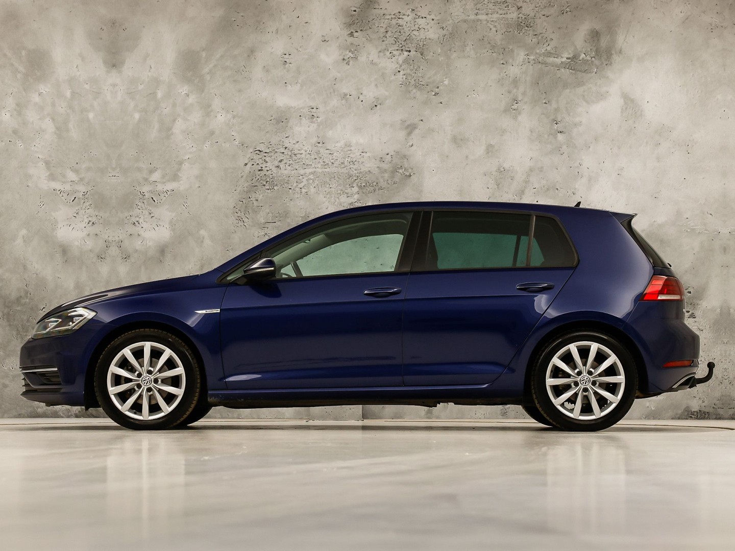 Volkswagen Golf 1.5 TSI Sportline (APPLE CARPLAY, GROOT NAVI, CLIMATE, STOELVERWARMING, SPORTSTOELEN, LED KOPLAMPEN, PARKEERSENSOREN, ADAPTIVE CRUISE, NIEUWSTAAT)