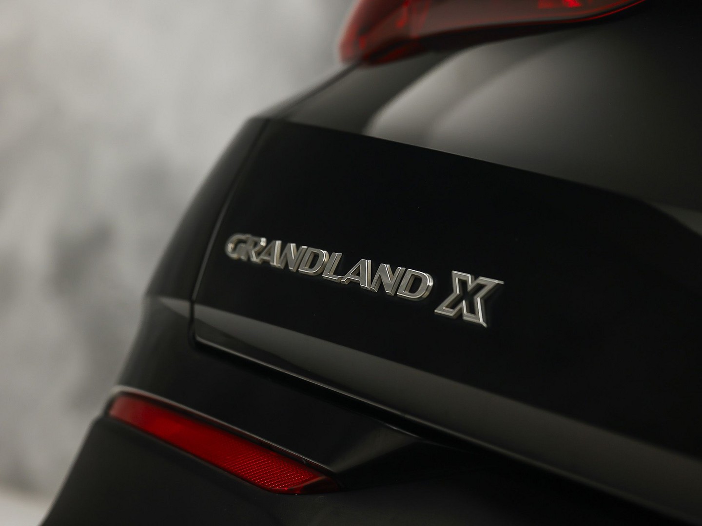 Opel Grandland X 1.2 Turbo Innovation (APPLE CARPLAY, GROOT NAVI, CLIMATE, STUUR/STOELVERWARMING, KEYLESS, CAMERA, SPORTSTOELEN, GETINT GLAS, ELEK ACHTERKLEP, NIEUWE APK, NIEUWSTAAT)