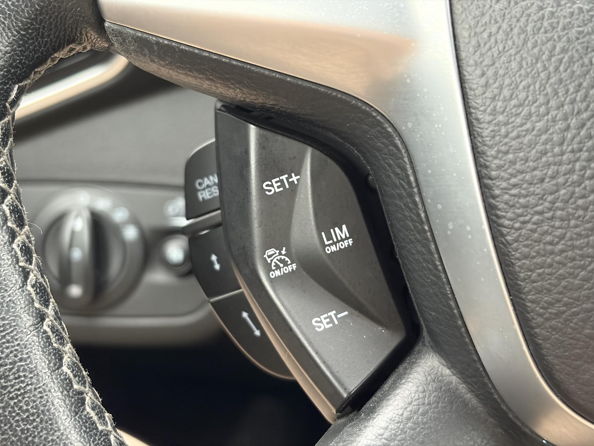 Ford Kuga 1.5 Titanium Plus 4WD ✓2e Eigenaar✓Camera✓183pk✓Trekhaak✓Leder✓Stoelverw✓Navi✓Clima✓Cruise✓Pdc V+A✓Elekt Stoelen✓Dodehoeksensor✓Net beurt gehad✓19''Lm velgen✓N.A.P✓Apk tot 08-2027
