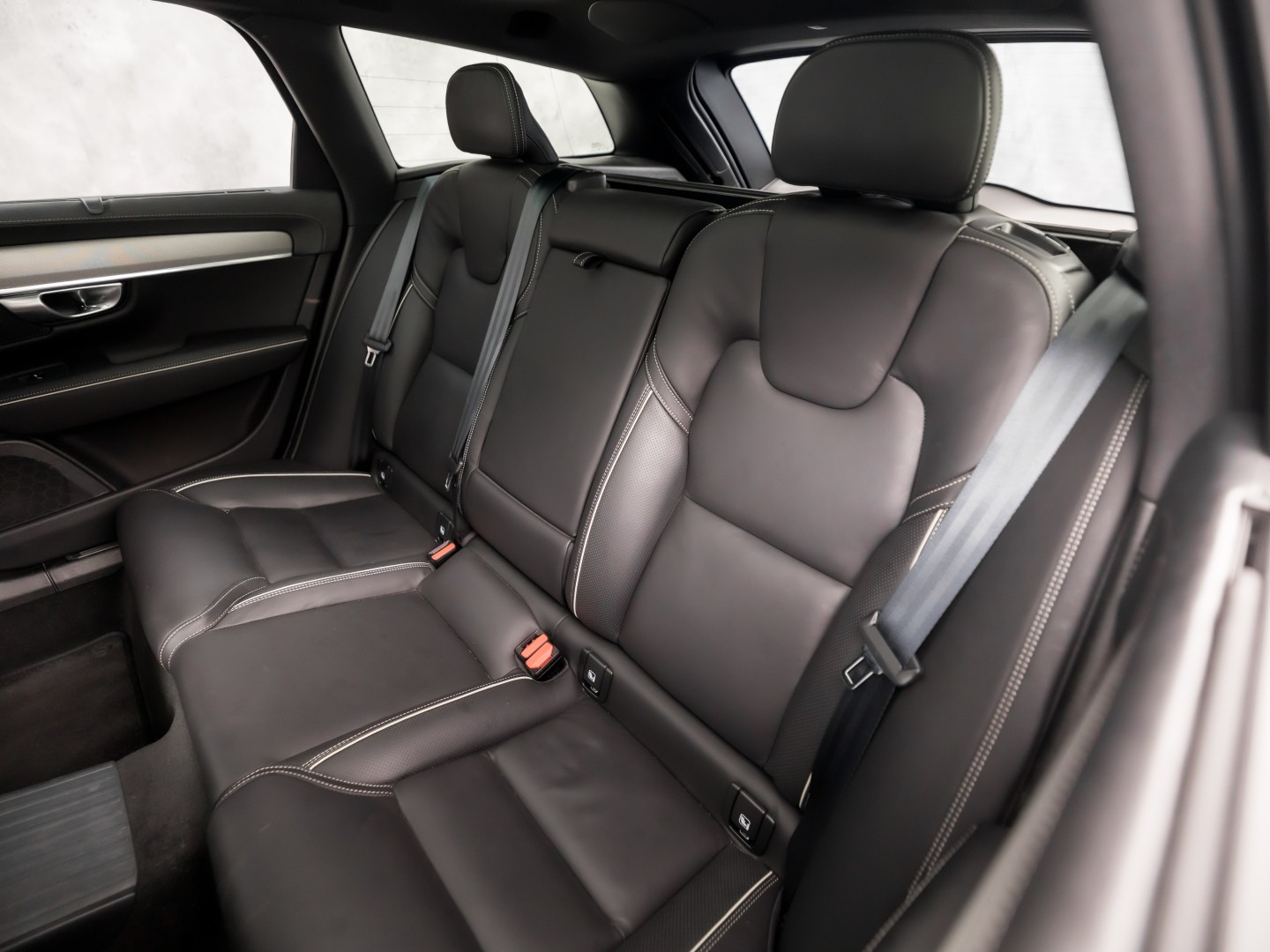 Volvo V90 2.0 T6 Plug-in hybrid AWD Ultimate Dark 350Pk Automaat (PANORAMADAK, HARMAN/KARDON, LUCHTVERING, MEMORY SEATS, 360 CAMERA, HEAD-UP DISPLAY, STUUR/STOELVERWARMING, ZWART HEMEL, NIEUWSTAAT)