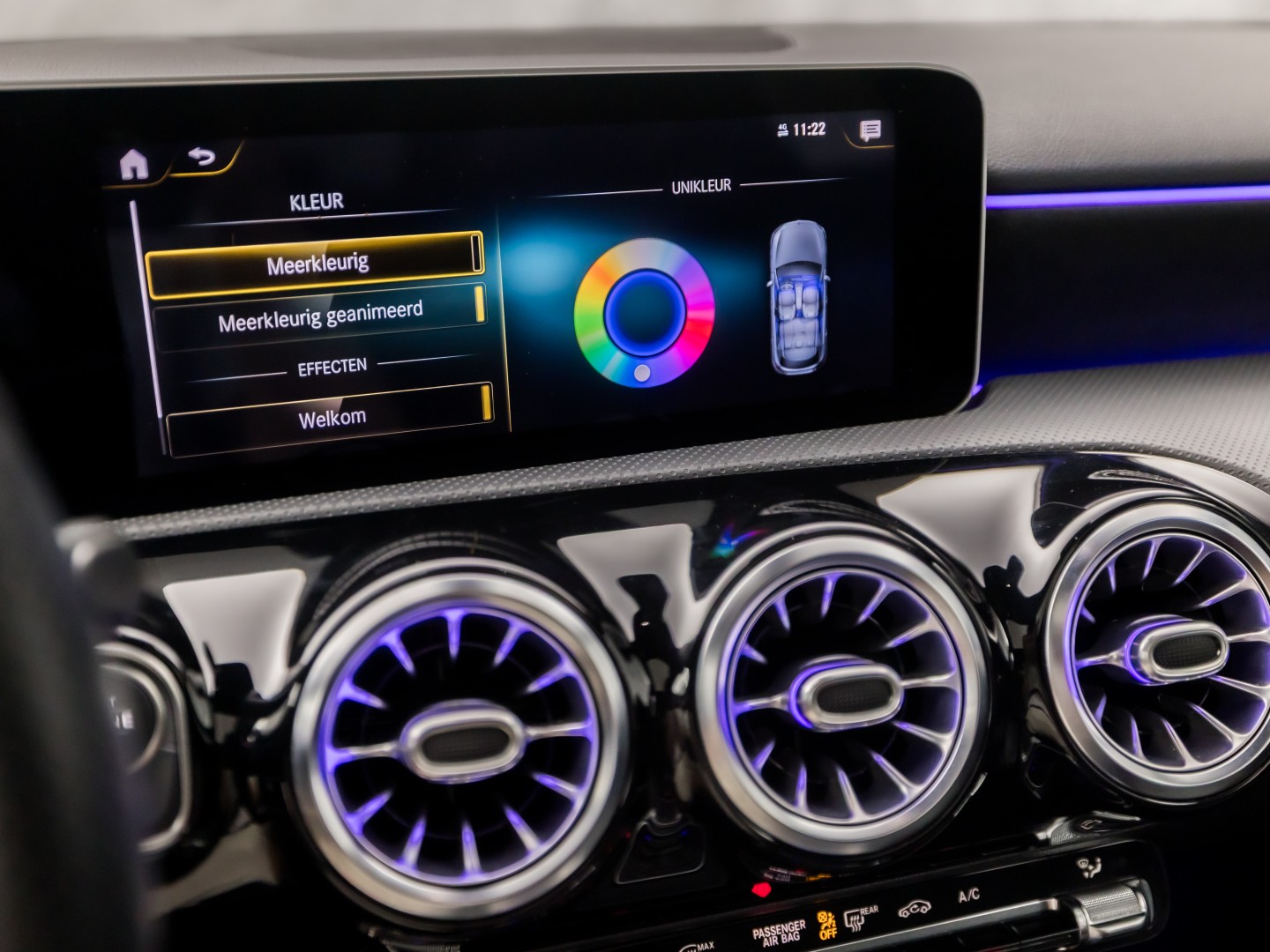 Mercedes-Benz A-Klasse 200 AMG Sport 163Pk Automaat (PANORAMADAK, GROOT NAVI, SFEERVERLICHTING, CAMERA, STOELVERWARMING, SPORTSTOELEN, GETINT GLAS, LEDER/ALCANTARA, NIEUWSTAAT)