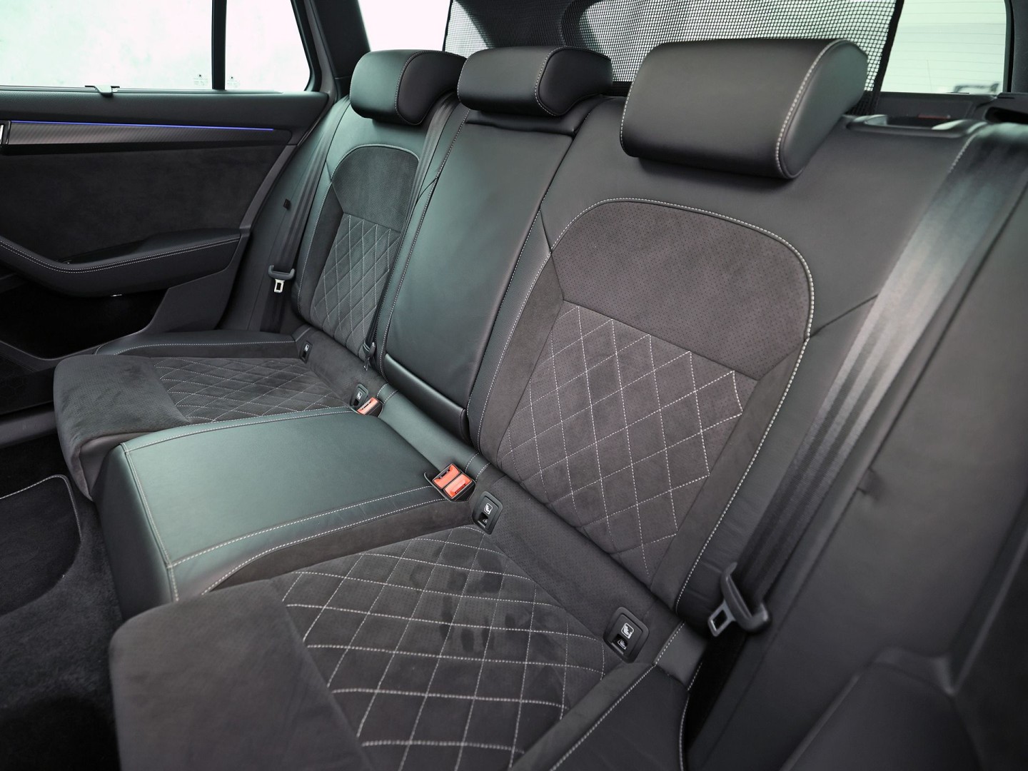 Škoda Superb Combi 1.4 TSI iV Sportline 218Pk Automaat (PANORAMADAK, 360 CAMERA, VIRTUAL COCKPIT, MEMORY SEATS, CANTON AUDIO, STOELVERWARMING, ADAPTIVE CRUISE, SFEERVERLICHTING, APPLE CARPLAY, NIEUWSTAAT)