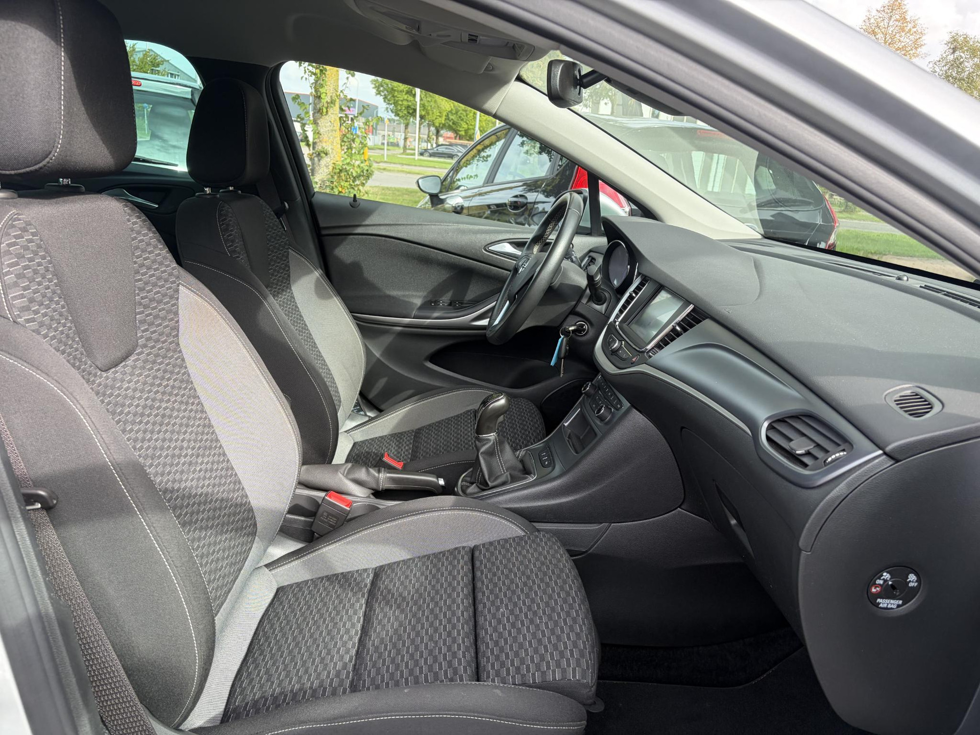 Opel Astra Sports Tourer 1.2 Business Executive ✓1e Eigenaar✓146pk✓Camera✓Trekhaak✓Carplay✓Airco✓Cruise✓Pdc V+A✓Lm velgen✓Comfortstoelen✓6 Bak✓N.A.P✓Nieuwe Apk bij Aflevering