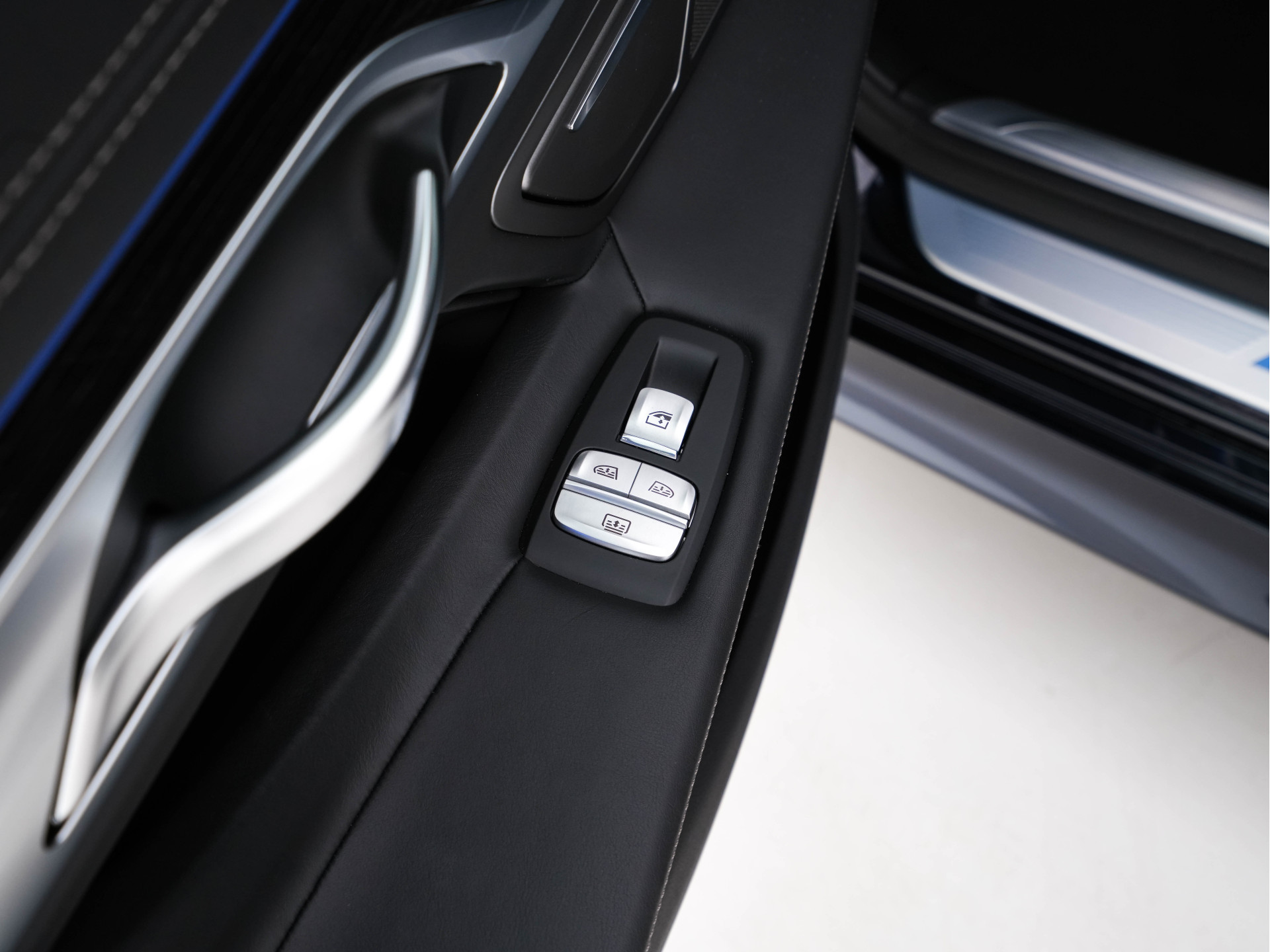 BMW 7-serie 750i Long M-Aerodynamic xDrive High Executive Aut. *PANO | DESIGN-LEATHER | LASER-LED | SOFTCLOSE |TOPVIEW | HARMAN/KARDON-SOUND | MEMORY-PACK | NAVI-FULLMAP | KEYLESS | ADAPTIVE-CRUISE | HEAD-UP | MASSAGE/HEATED/COOLED-COMFORT-SEATS | .