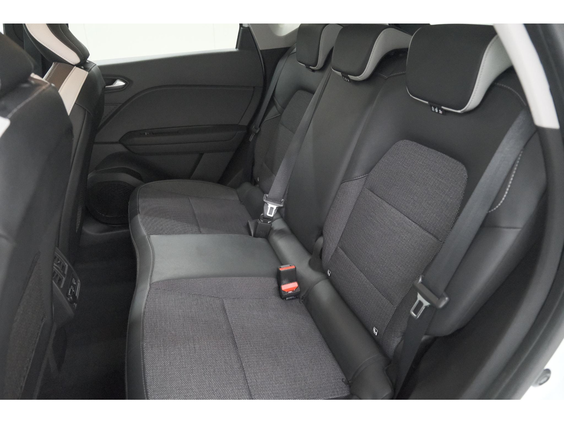 Renault Captur 1.6 E-Tech Hybrid 145 Intens | Trekhaak | Camera | Stoelverwarming | Navigatie