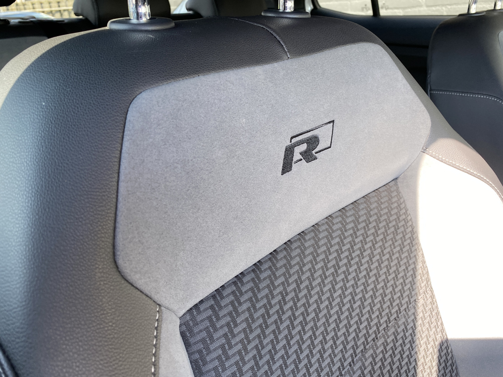 Volkswagen T-Cross 1.0 TSI R Line 116 pk | dealer onderh. | virtual cockpit | navigatie | camera | stoelverwarming | apple carplay | keyless go