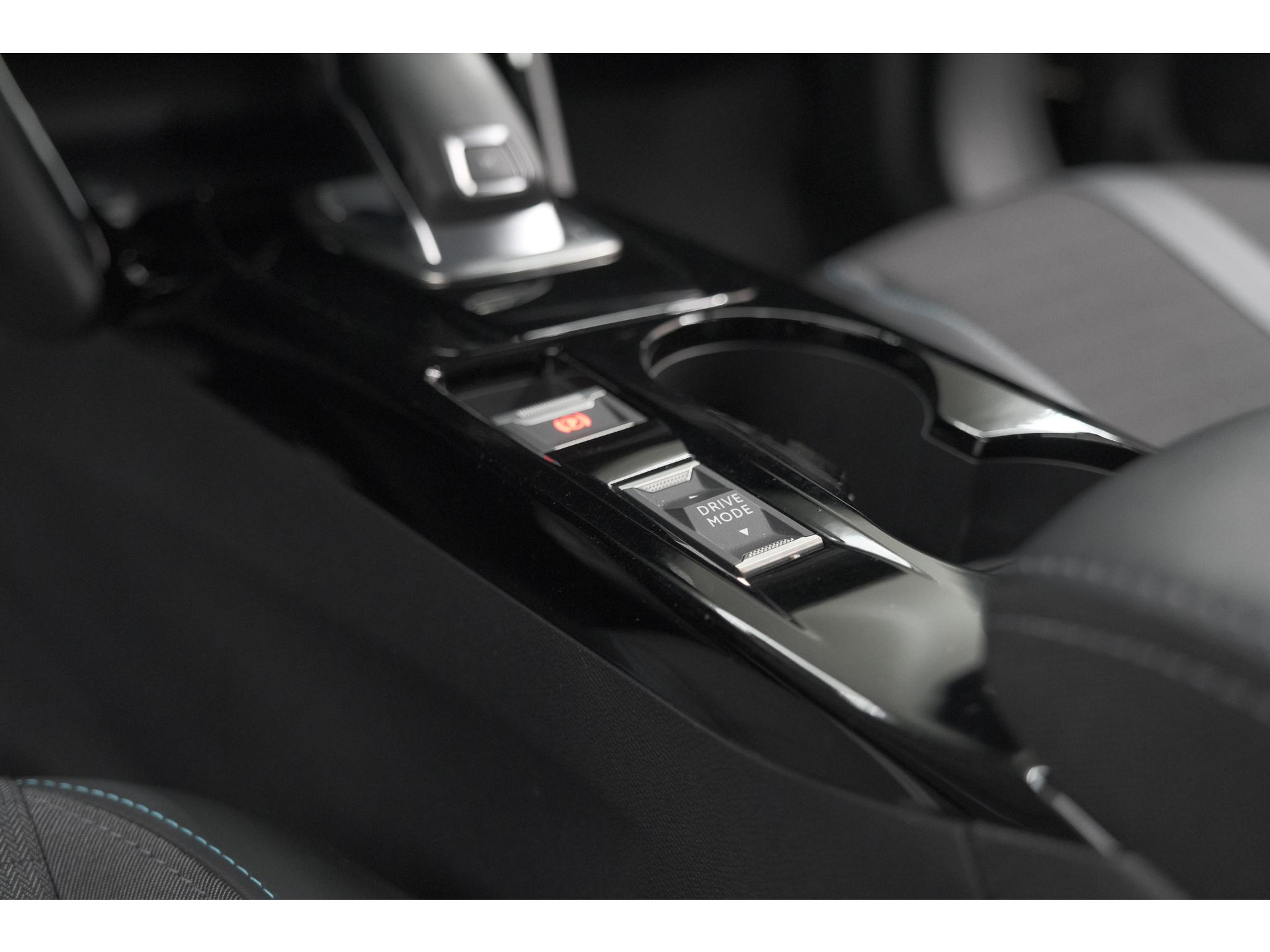 Peugeot 2008 PureTech 130 EAT8 Allure Pack | Trekhaak | Camera | Navigatie | Parkeersensoren