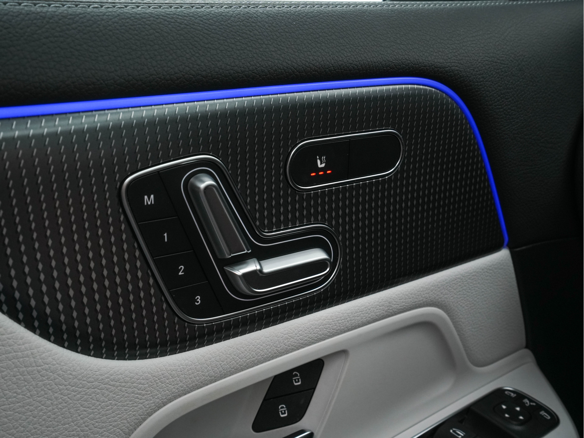 Mercedes-Benz EQA 250 Edition-1 Sport-Pack 67 kWh [ 3-Fase ] {SOH-95% } *PANO | HEAD-UP | DISTRONIC-PLUS | BURMESTER-AUDIO | WIDE-SCREEN-DIGI-COCKPIT | FULL-LED | FUFLL-LEATHER | MEMORY-PACK | TOP-VIEW | NAVI-FULLMAP | DAB+ | KEYLESS | HEATED-SPORTSEAT