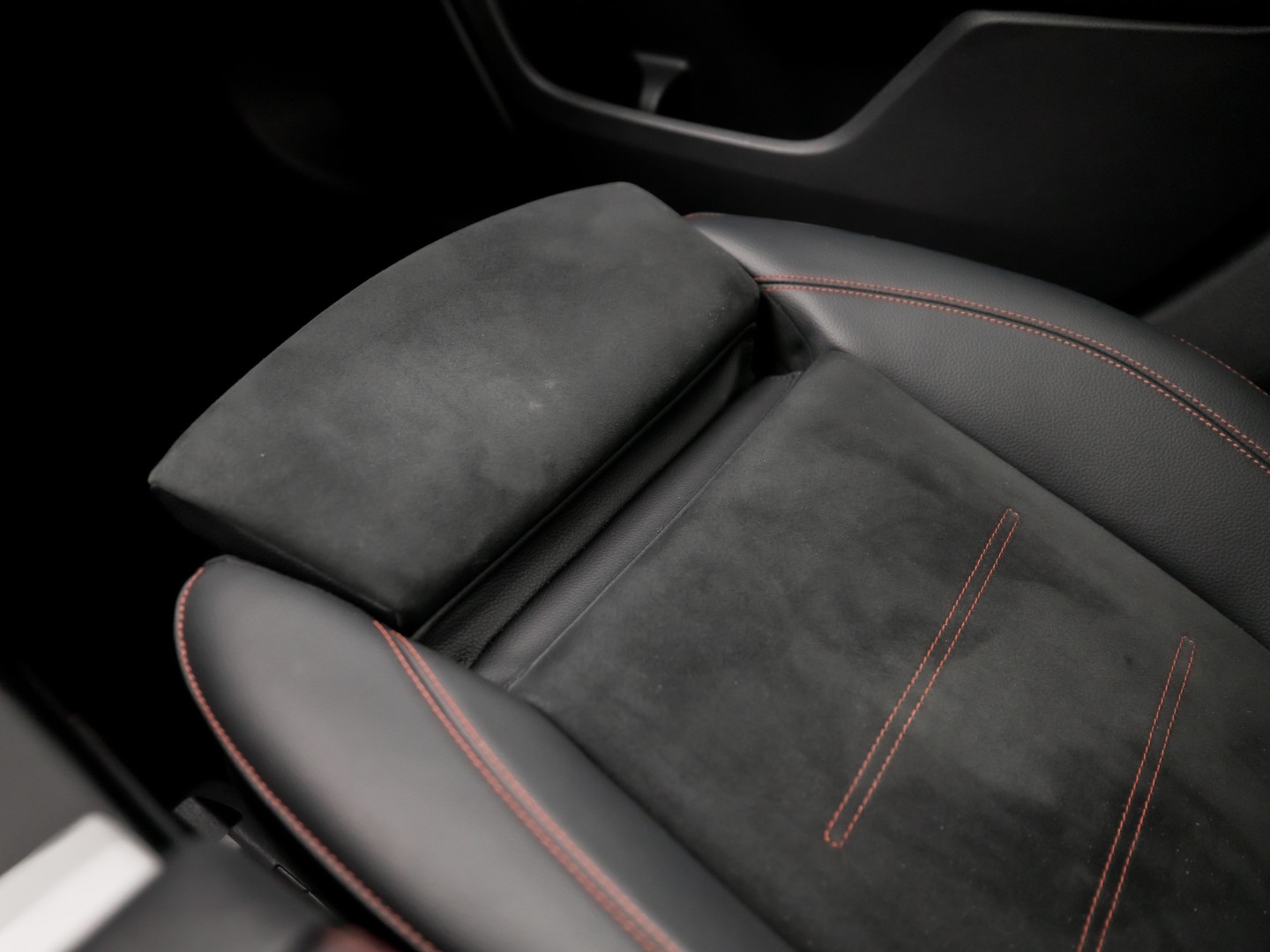 Mercedes-Benz A-Klasse 200 AMG Sport 163Pk Automaat (PANORAMADAK, GROOT NAVI, SFEERVERLICHTING, CAMERA, STOELVERWARMING, SPORTSTOELEN, GETINT GLAS, LEDER/ALCANTARA, NIEUWSTAAT)