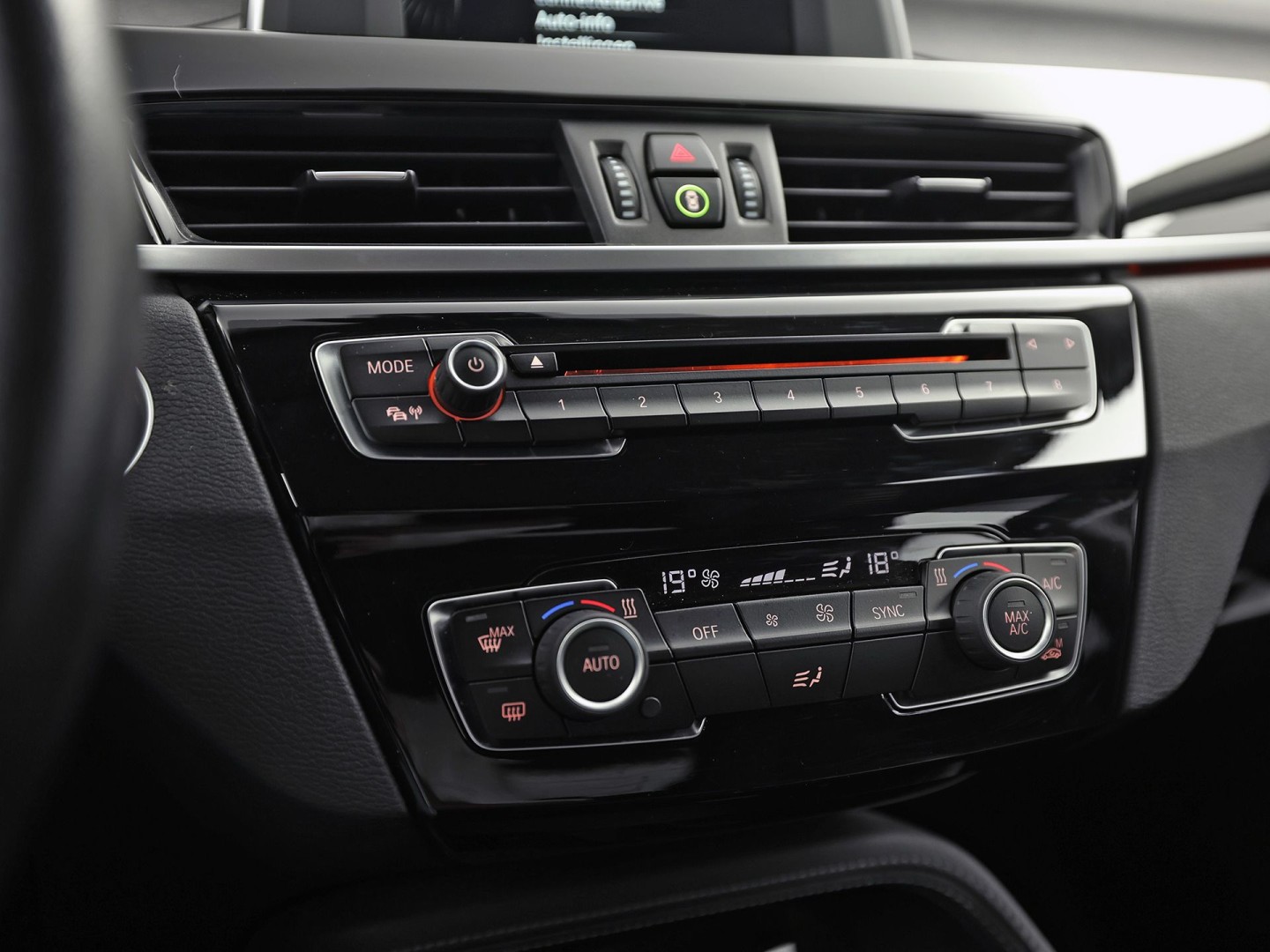 BMW X1 sDrive20i Executive 192Pk Automaat (NAVIGATIE, CLIMATE, TREKHAAK, SPORTSTOELEN, GETINT GLAS, PARKEERSENSOREN, NIEUWSTAAT)