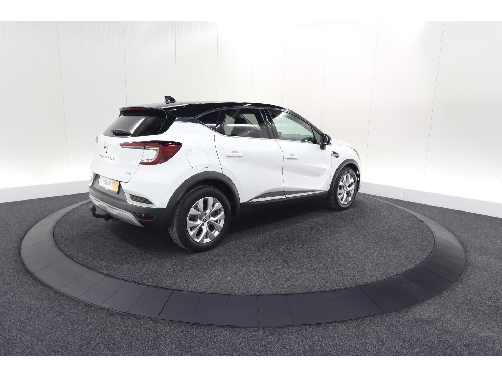 Renault Captur 1.6 E-Tech Plug-in Hybrid 160 Intens | Trekhaak | Camera | Adaptieve Cruise Control | Dodehoekdetectie