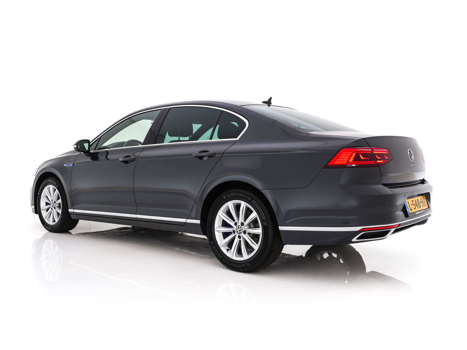 Volkswagen Passat 1.4 TSI GTE Business (Plug-In) (INCL-BTW) Aut. *FULL-LED | DIGI-COCKPIT | ADAPTIVE-CRUISE | NAVI-FULLMAP | KEYLESS | DAB+ | COMFORT-SEATS | SHIFTPADDLES | PRIVACY-GLASS | PDC | CAMERA | CARPLAY | 17''ALU*