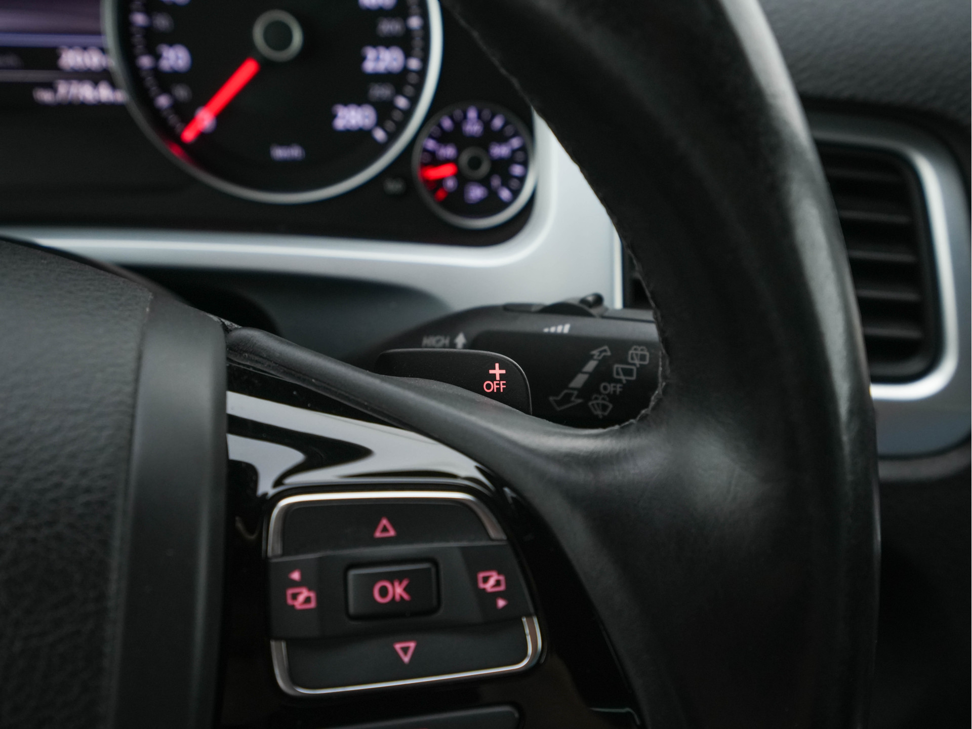 Volkswagen Touareg 3.0 TDI R-line-Sportpack AWD Aut. *FULL-LEATHER | BI-XENON | MEMORY-PACK | DYNAUDIO | AIR-SUSPENSION | NAVI-FULLMAP | COMFORT-SEATS  | ECC | HEATED-SEATS | PDC | CRUISE | TOWBAR | 21''ALU*