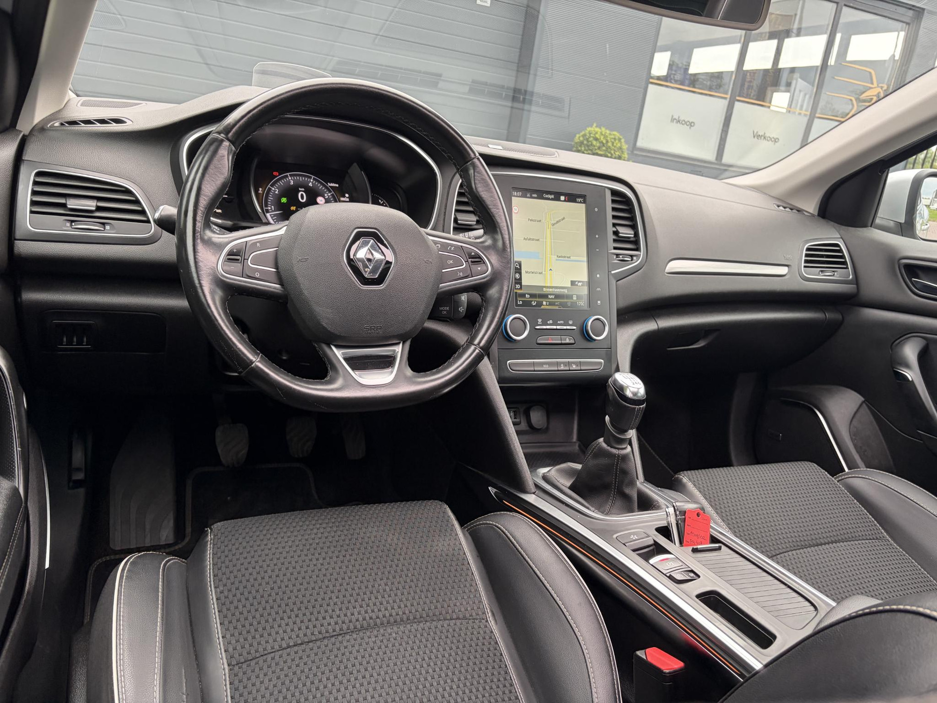 Renault Mégane Estate 1.2 TCe Bose ✓2 Eigenaar✓Pano✓Camera✓Net beurt gehad✓Navi✓Keyless✓Clima✓Cruise✓Leder✓131pk✓Pdc V+A✓6 Bak✓Rijstrooksensor✓Dodehoeksensor✓17'' Lm velgen✓N.A.P✓Apk tot 09-2027