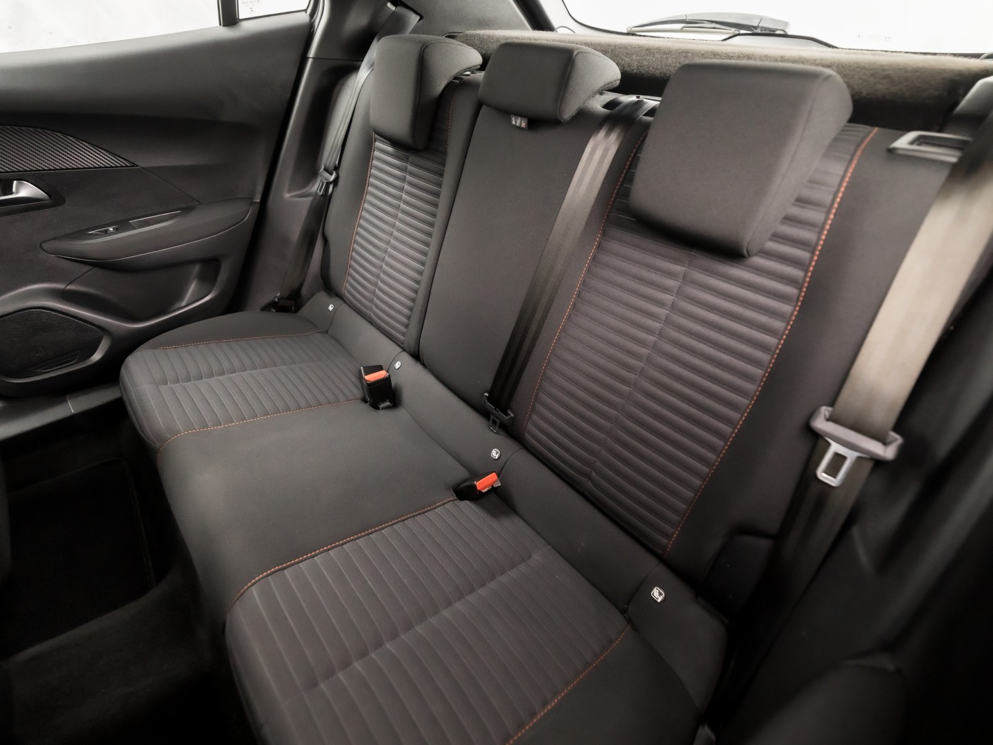 Peugeot 2008 1.2 PureTech Sport 131Pk Automaat (APPLE CARPLAY, GROOT NAVI, LM VELGEN, SPORTSTOELEN, PARKEERSENSOREN, LANE ASSIST, NIEUWSTAAT)