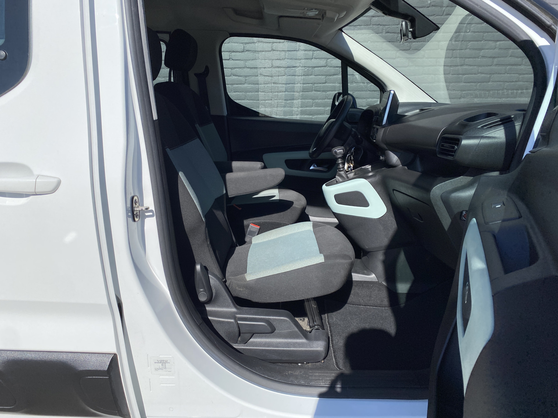 Citroën Berlingo 1.2 PureTech Feel | dealer onderh. | navigatie | cruise control | airco | parkeersensoren | all season banden