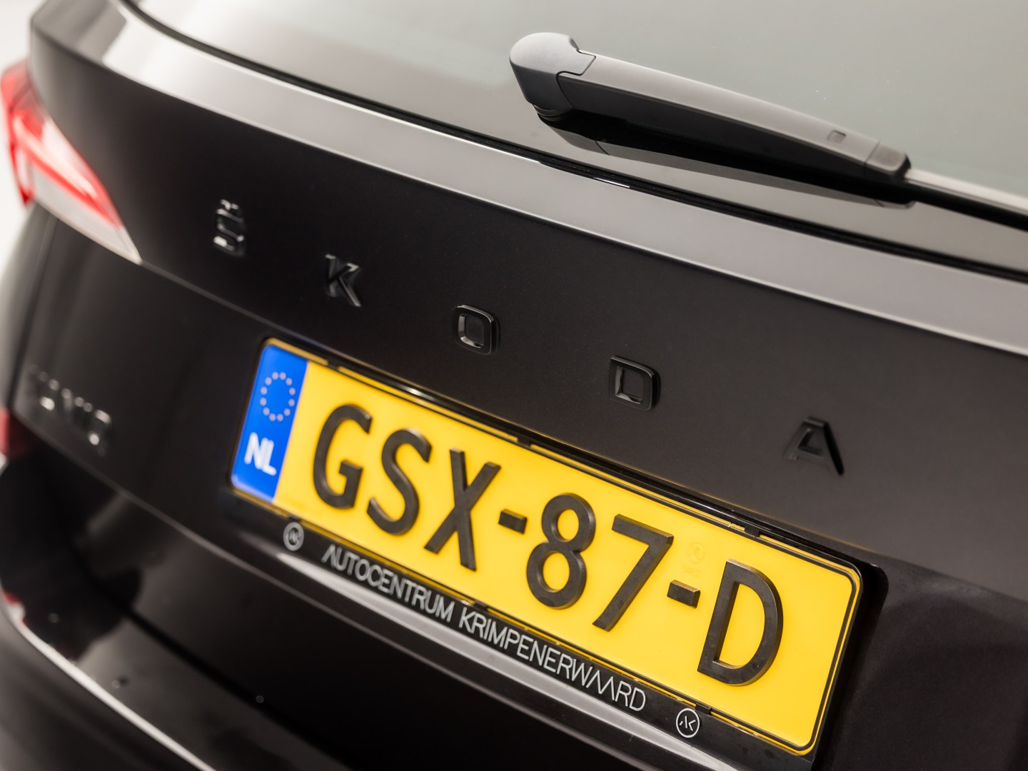 Škoda Kamiq 1.0 TSI Monte Carlo Automaat (PANORAMADAK, VIRTUAL COCKPIT, KUIPSTOELEN, APPLE CARPLAY, CAMERA, GETINT GLAS, ADAPTIVE CRUISE, KEYLESS, NIEUWSTAAT)