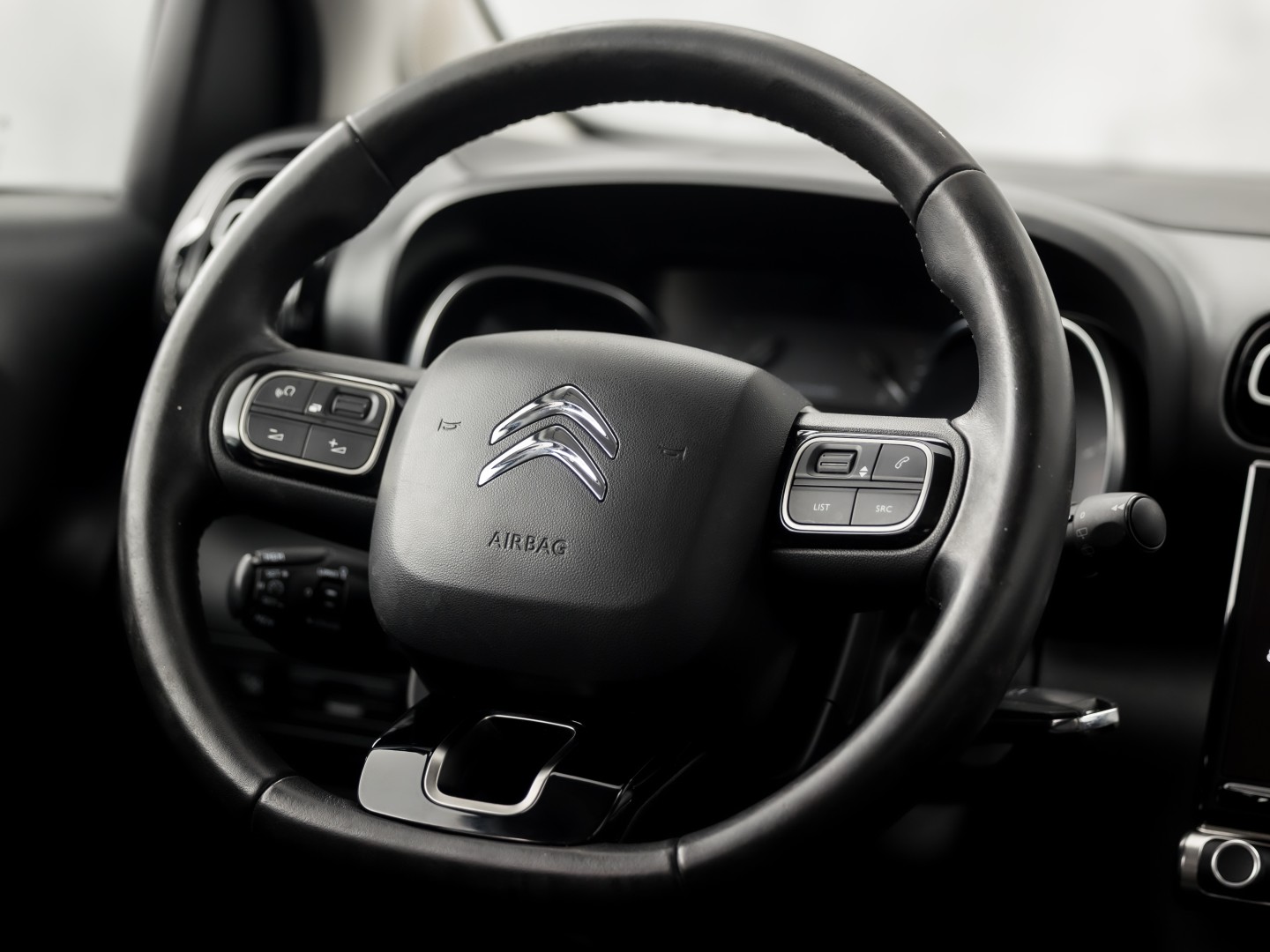 Citroën C3 Aircross 1.2 PureTech S&S Sport (APPLE CARPLAY, GROOT NAVI, LM VELGEN, TREKHAAK, GETINT GLAS, SPORTSTOELEN, CRUISE, NIEUWE APK, NIEUWSTAAT)