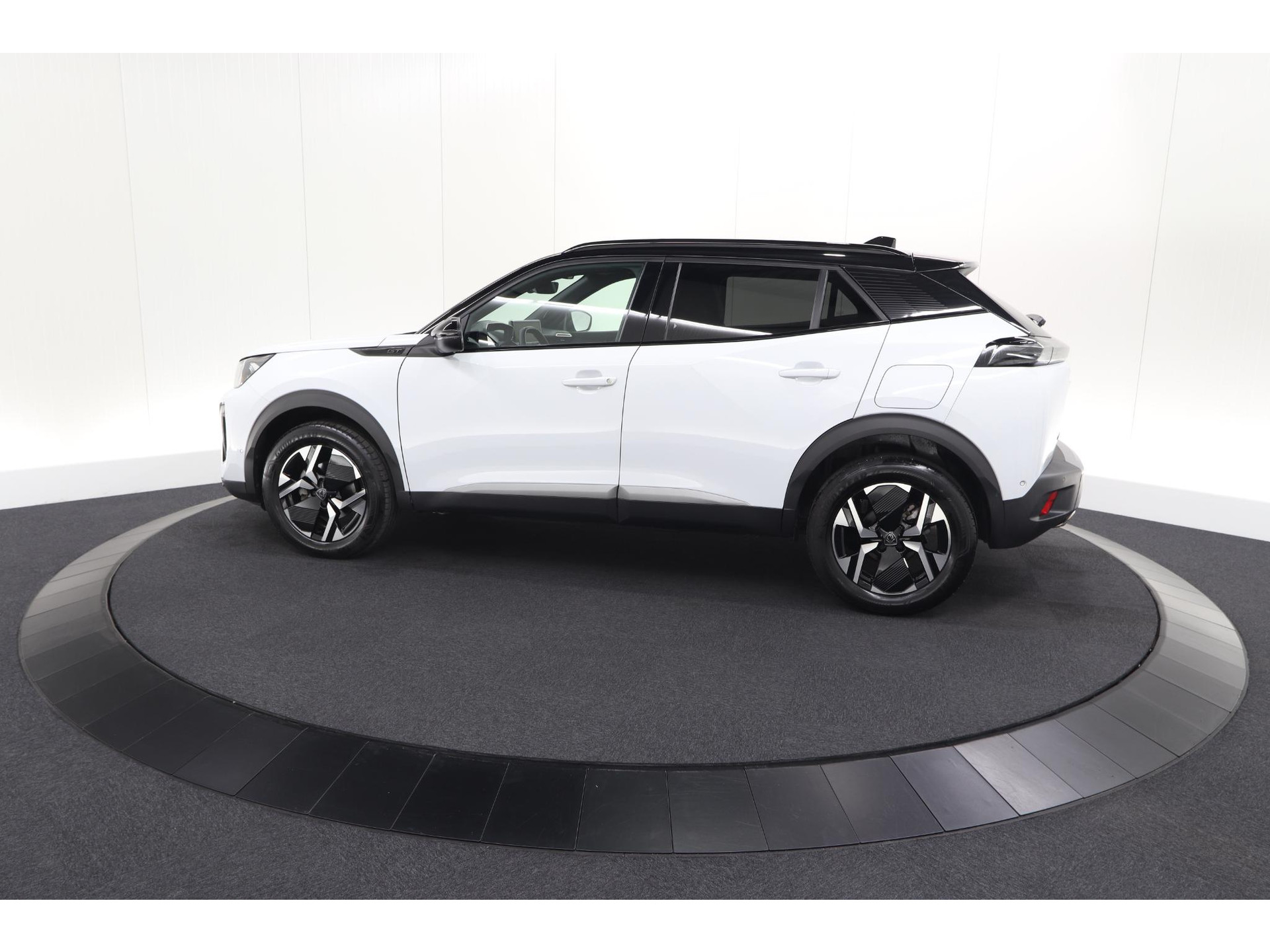 Peugeot 2008 PureTech 130 EAT8 GT | 360 Camera | Adaptieve Cruise Control | Pack Alcantara | Apple Carplay