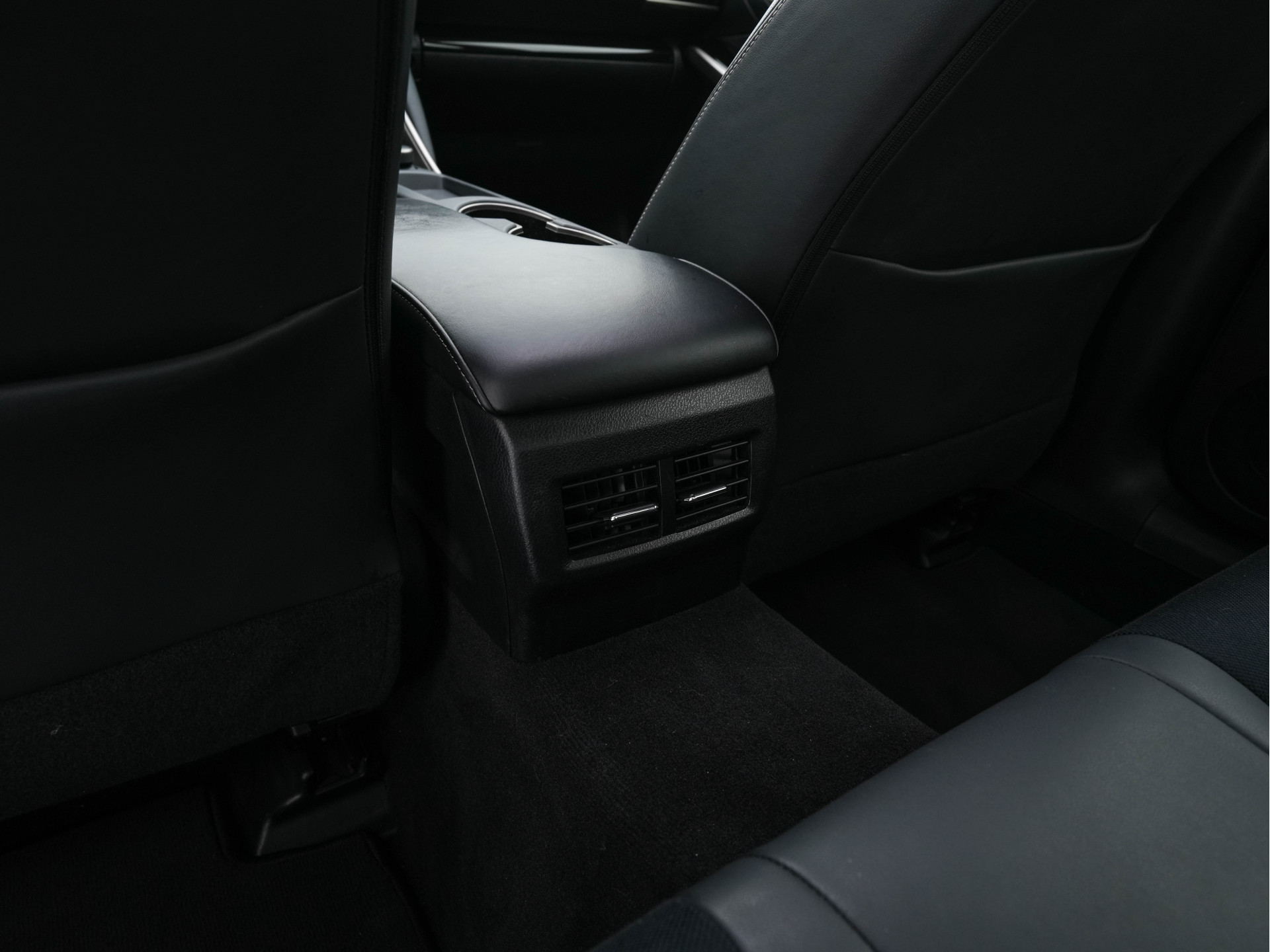 Lexus IS 300h Hybrid Business Line Aut. *PANO | LEATHER-MICROFIBRE | FULL-LED | NAVI-FULLMAP | HEATED-COMFORTSEATS | CAMERA | ECC | SHIFT-PADDLES | PDC | CRUISE | 17''ALU*