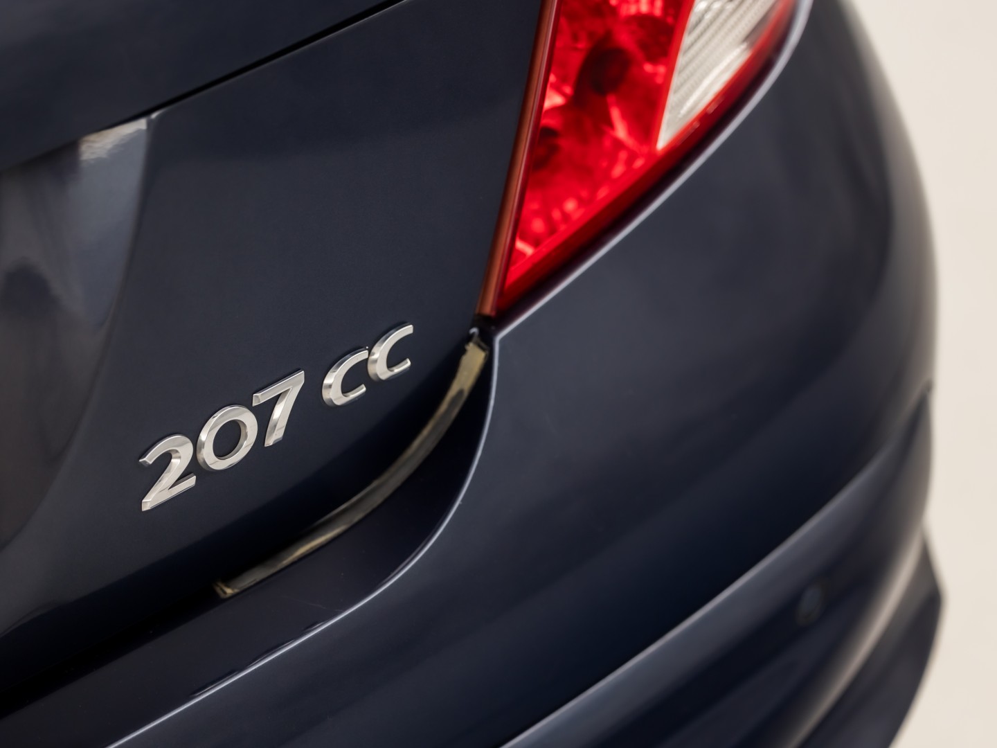Peugeot 207 CC 1.6 VTi Sport (CLIMATE, TREKHAAK, CRUISE, SPORTSTOELEN, ELEKTRISCHE KAP, PARKEERSENSOREN, ELEK PAKKET, NIEUWSTAAT)