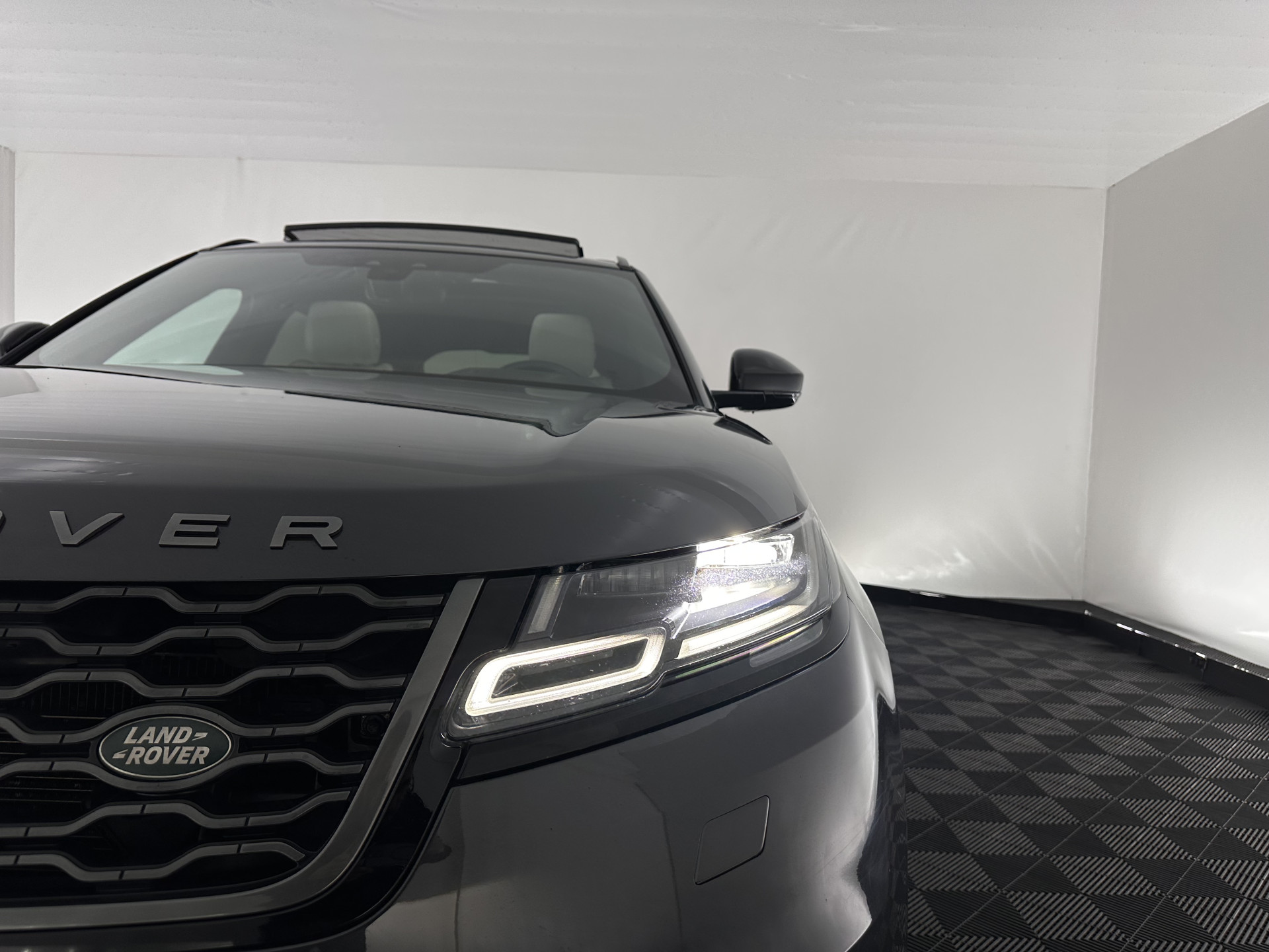 Land Rover Range Rover Velar 2.0 I4 AWD R-Dynamic HSE Aut. *PANO | LEATHER | FULL-LED | MEMORY-PACK | BLINDSPOT | MERIDIAN-SURROUND | DIGI-COCKPIT | CAMERA | KEYLESS | HEATED-COMFORTSEATS | PRIVACYGLASS | SHIFTPADDLES | HEAD-UP | 21"ALU*