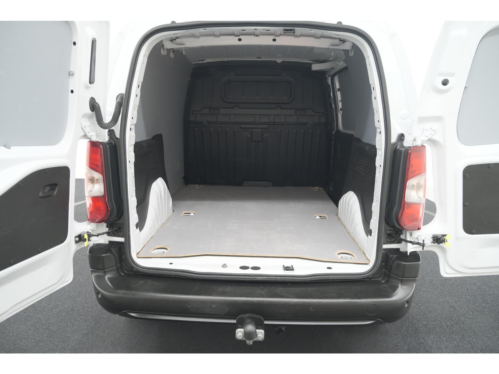 Peugeot Partner 1.5 BlueHDi 130 EAT8 S&S L1 | Trekhaak | Laadruimte-Pakket | Camera | Dodehoekdetectie