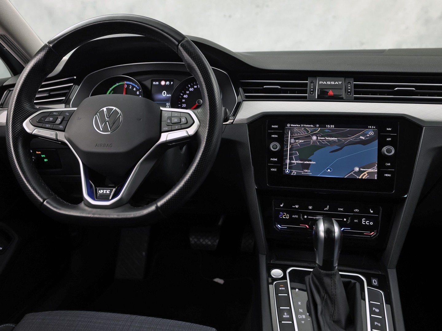 Volkswagen Passat Variant 1.4 TSI PHEV GTE 218Pk Automaat (APPLE CARPLAY, SOH 88,9%, GROOT NAVI, CAMERA, TREKHAAK, KEYLESS, SPORTSTOELEN, STOELVERWARMING, GETINT GLAS, NIEUWSTAAT)