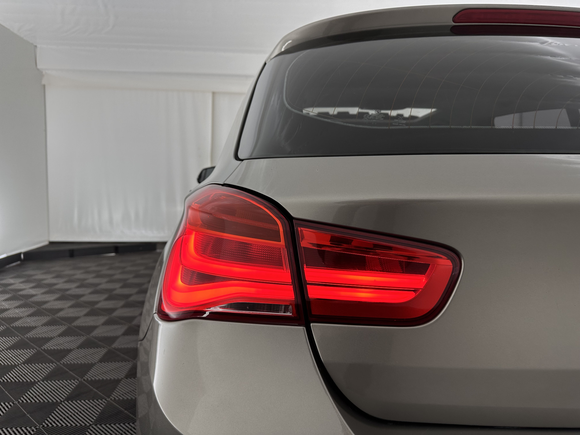 BMW 1-serie 116d EDE Corporate Lease Sport ⚠️GEARBOX AUDIBLE⚠️*PANO | FULL-LED | HEATED-SPORTSEATS | KEYLESS | NAVI-FULLMAP | PRIVACY-GLASS | ECC | PDC | CRUISE | 16''ALU*