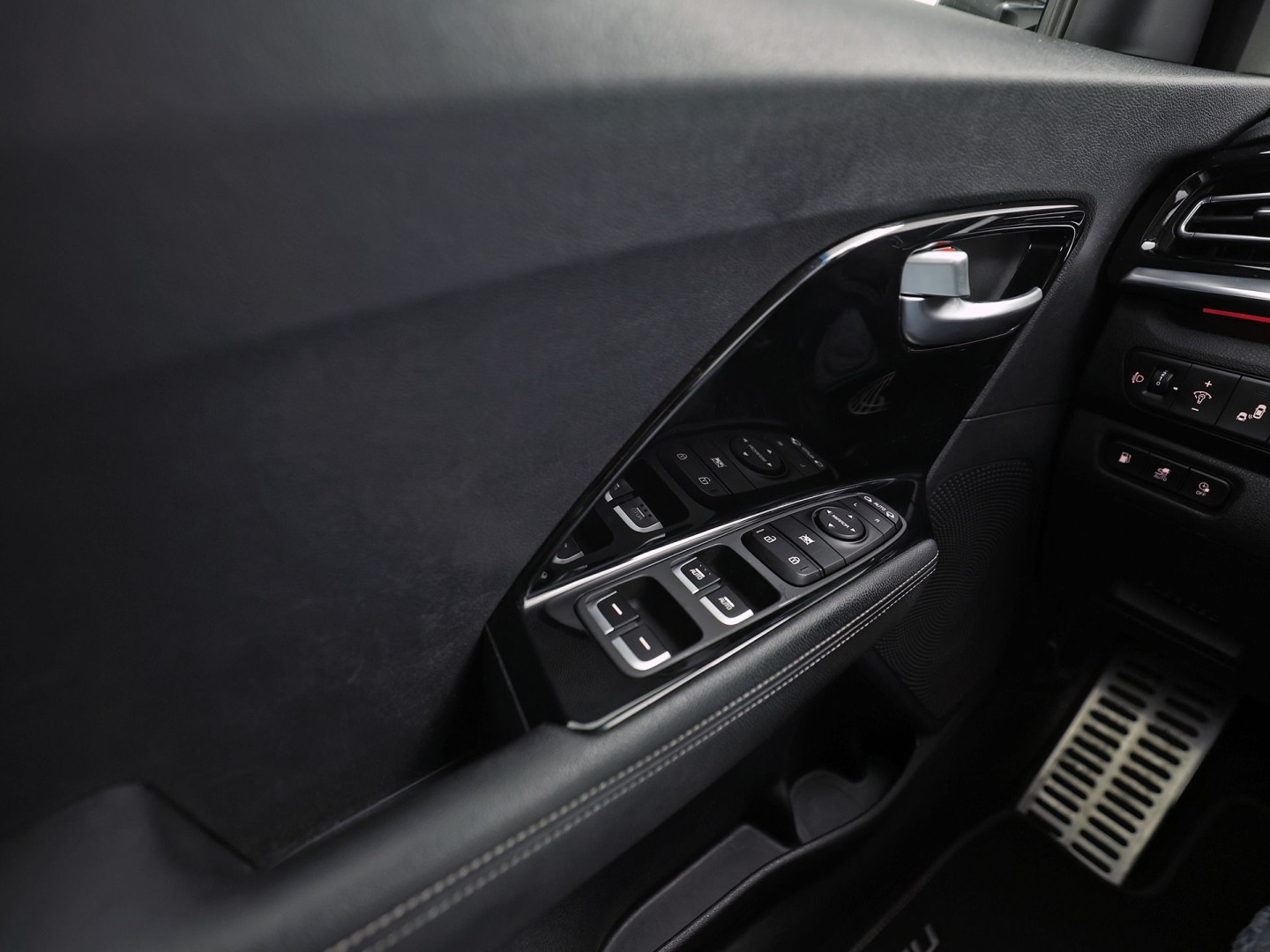 Kia Niro 1.6 GDi PHEV DynamicPlusLine Automaat (APPLE CARPLAY, GROOT NAVI, STUUR/STOELVERWARMING, CAMERA, TREKHAAK, SPORTSTOELEN, GETINT GLAS, ADAPTIVE CRUISE, NIEUWSTAAT)