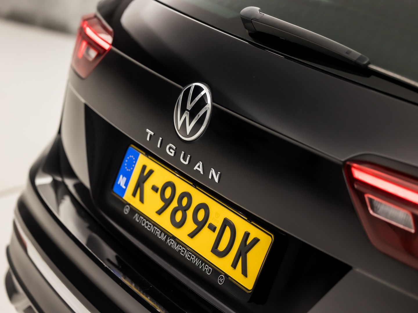 Volkswagen Tiguan 1.5 TSI Life Sport 150Pk Automaat (VIRTUAL COCKPIT, APPLE CARPLAY, CLIMATE, KEYLESS, STOELVERWARMING, SPORTSTOELEN, GETINT GLAS, ELEK ACHTERKLEP, ALCANTARA, NIEUWE APK, NIEUWSTAAT)