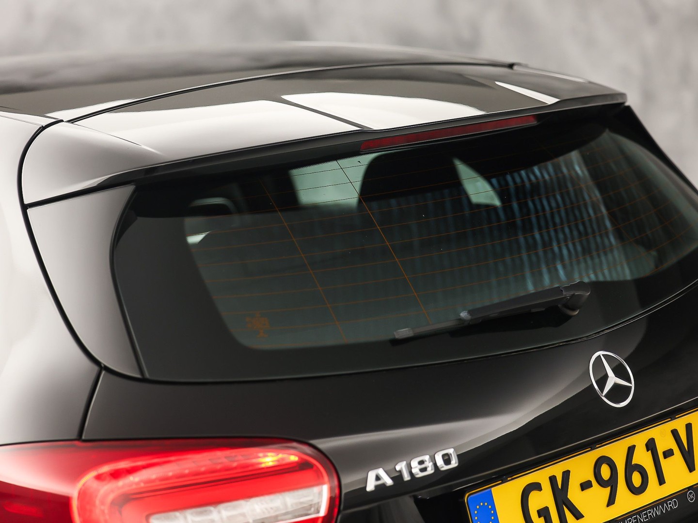 Mercedes-Benz A-Klasse 180 AMG Sport Automaat (NAVIGATIE, LEDER, STOELVERWARMING, SPORTSTOELEN, ZWART HEMEL, PARKEERSENSOREN, TREKHAAK, CRUISE, NIEUWSTAAT)
