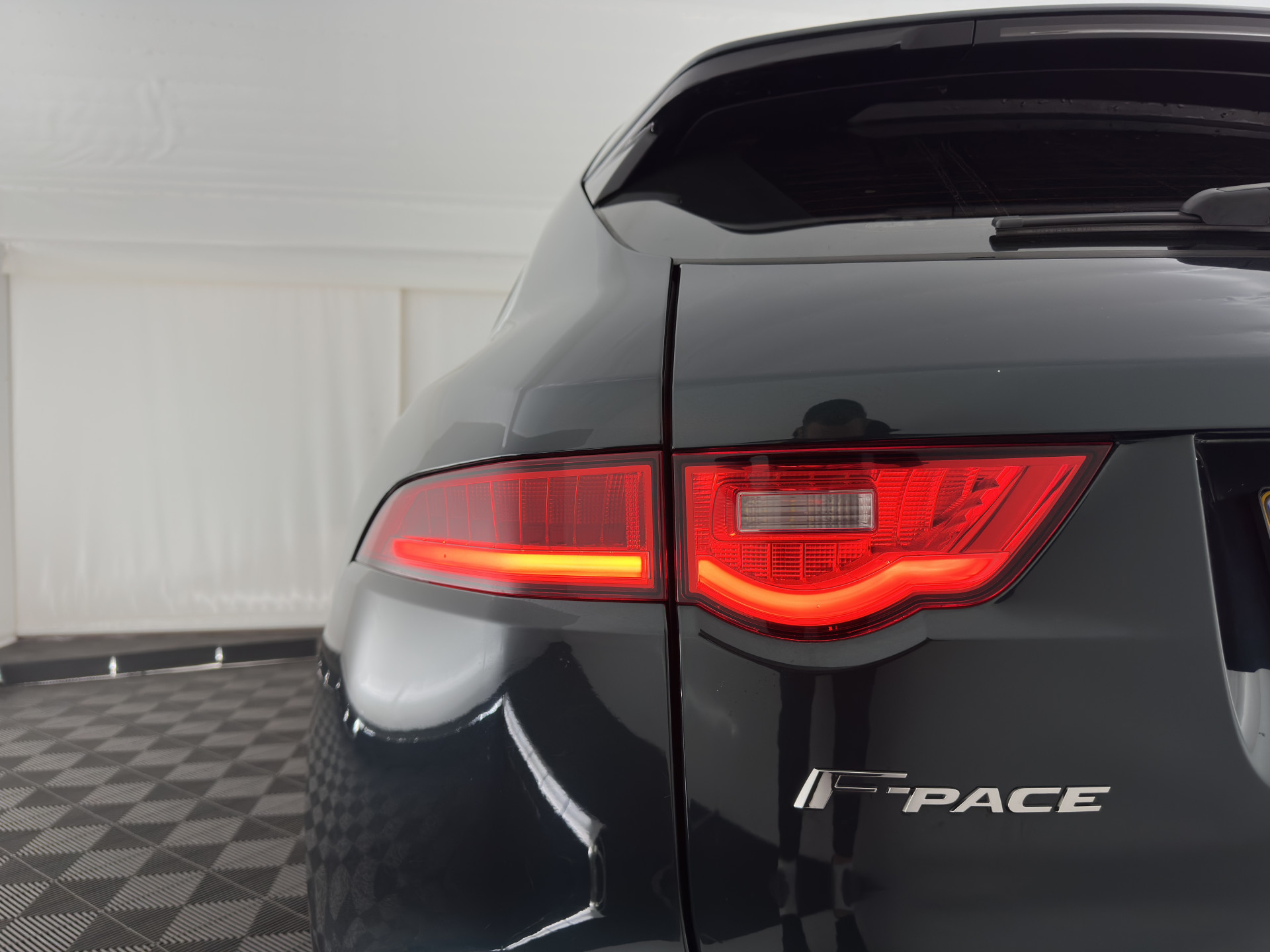 Jaguar F-PACE 2.0 Portfolio AWD 20d Aut. *PANO | DIGI-COCKPIT | XENON | LEATHER | KEYLESS | MERIDIAN-SOUND | NAVI-FULLMAP | ECC | PDC | CRUISE | 19''ALU*