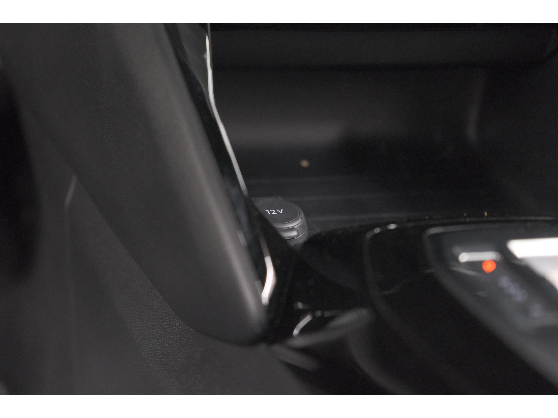 Peugeot e-2008 EV Allure Avantage 54 kWh | 11 KW Laadfunctie | Parkeersensoren | Apple Carplay