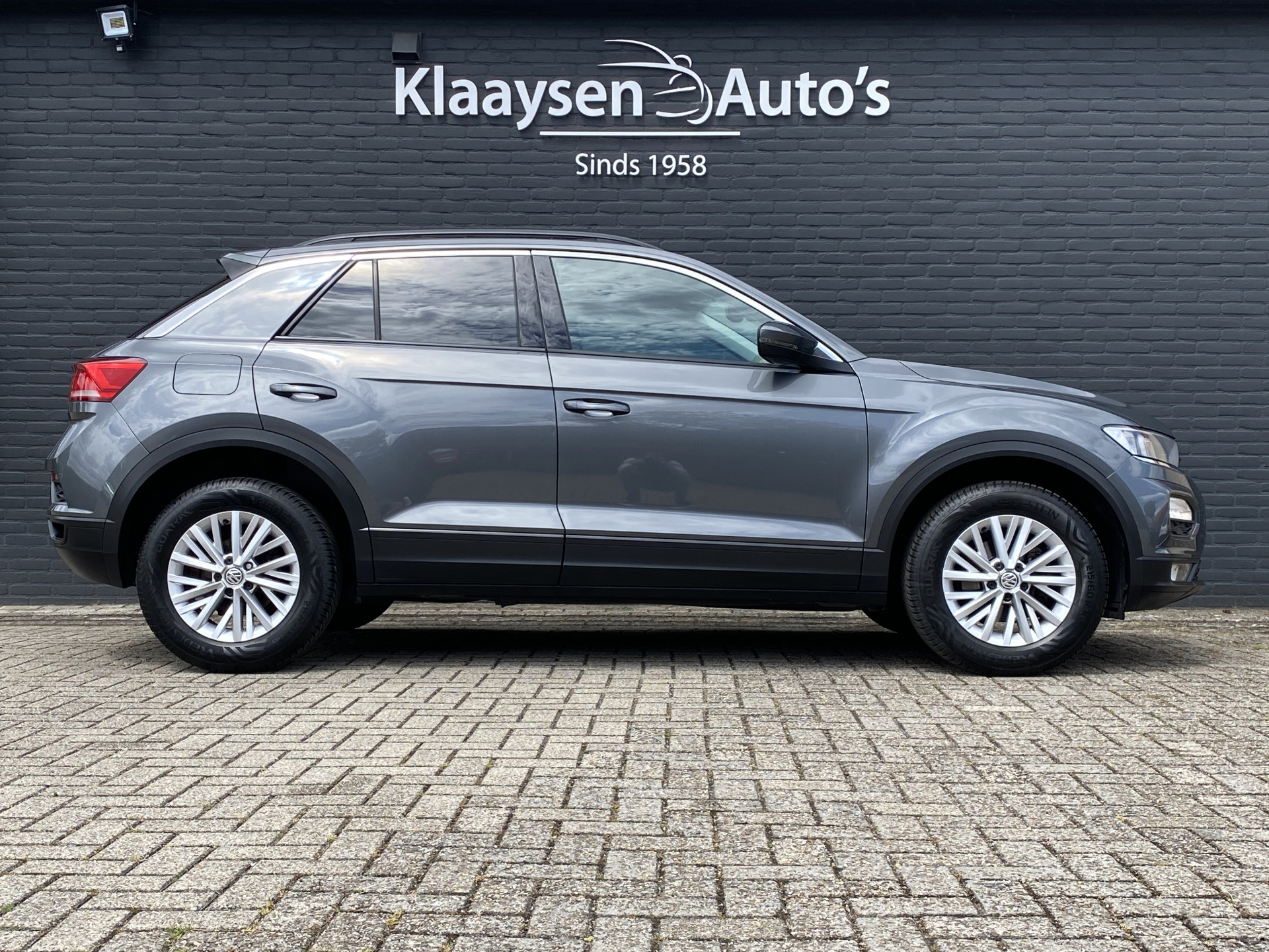 Volkswagen T-Roc 1.0 TSI Style 116 pk | adaptieve cruise control | navigatie | parkeersensoren | all season banden | climate control